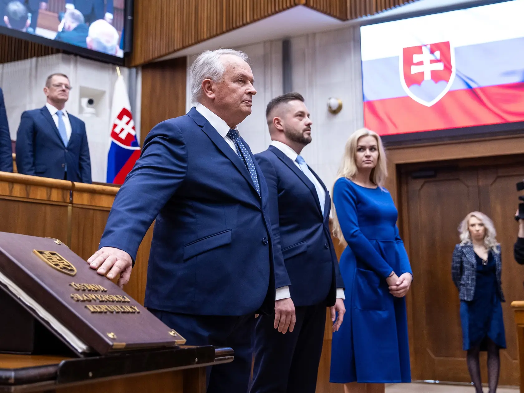 Na snímke Miroslav Radačovský ktorý skladá poslanecký sľub.