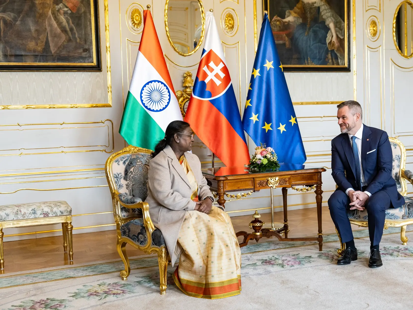 Prezident SR Peter Pellegrini víta v Grasalkovičovom paláci prezidentku Indickej republiky Draupadi Murmúovú.
