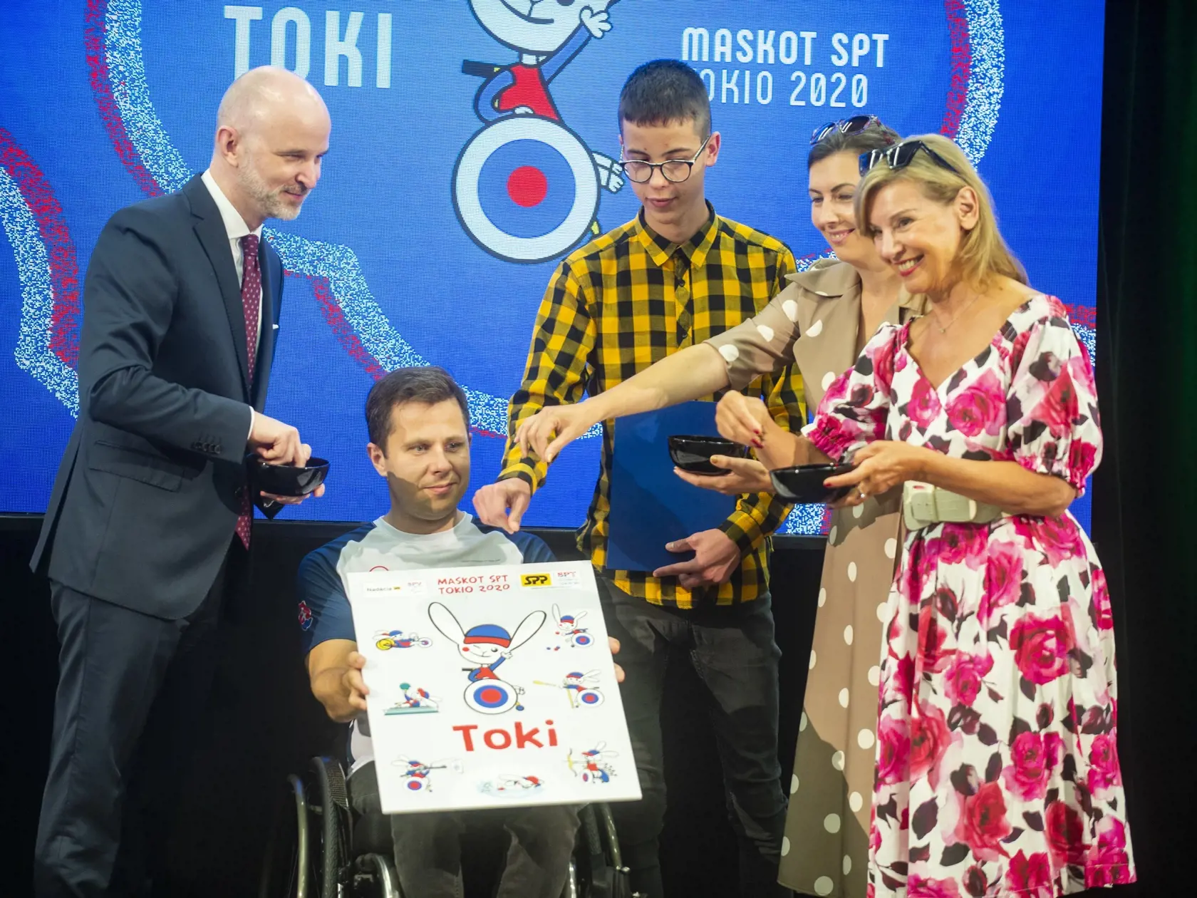 Na snímke zľava člen predstavenstva Slovenského plynárenského priemyslu (SPP) Henrich Krejči, paralympionik Radoslav Malenovský, autor návrhu maskota Slovenského paralympijského tímu Patrik Čerňan, predsedníčka občianskeho združenia Korytnačky Zuzana Katrušinová a moderátorka Alena Heribanová počas predstavenia maskota Slovenského paralympijského tímu a oblečenia slovenskej výpravy na paralympijské hry v Tokiu 15. júla 2021 v Bratislave. FOTO TASR - Jakub Kotian