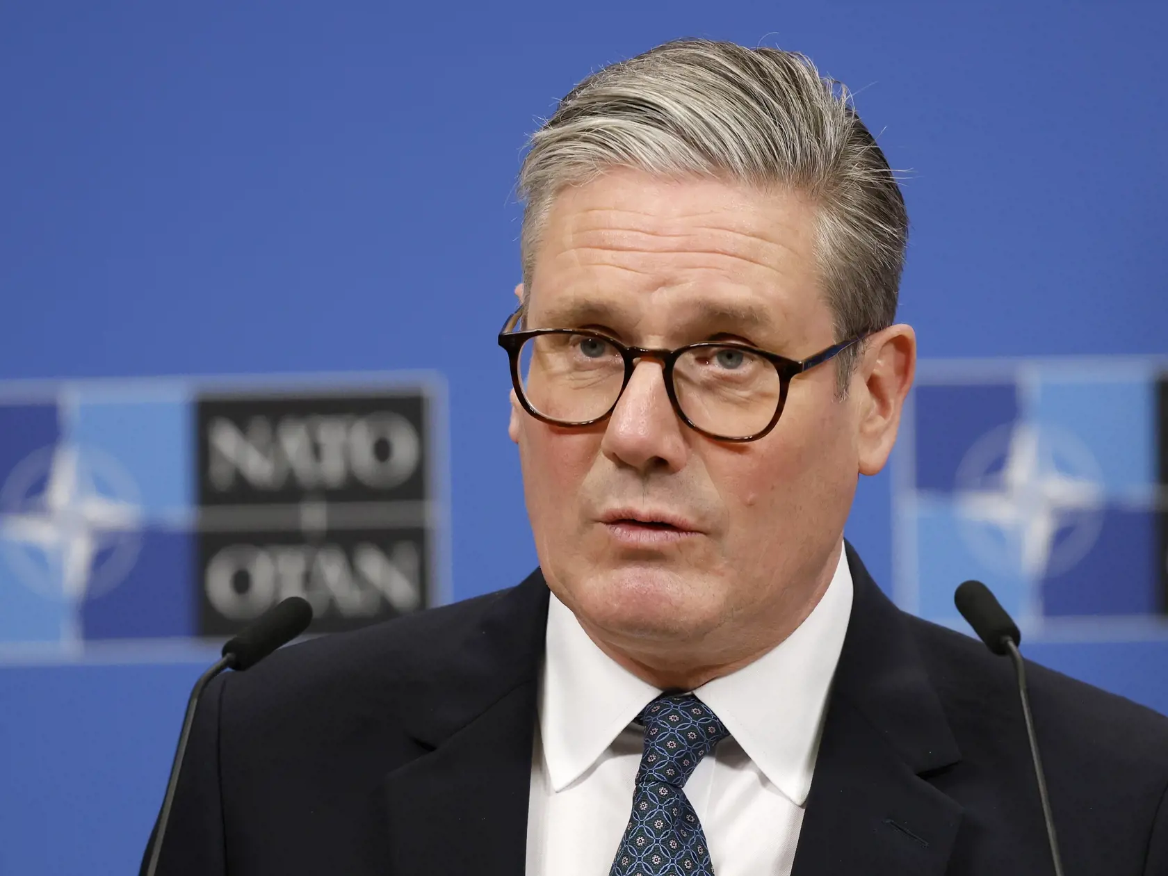 Na začiatku sobotňajšej mimoriadnej virtuálnej schôdzky približne 25 krajín - tzv. kolaície ochotných - Starmer povedal, že Putin "skôr či neskôr" bude musieť "prísť k rokovaciemu stolu".