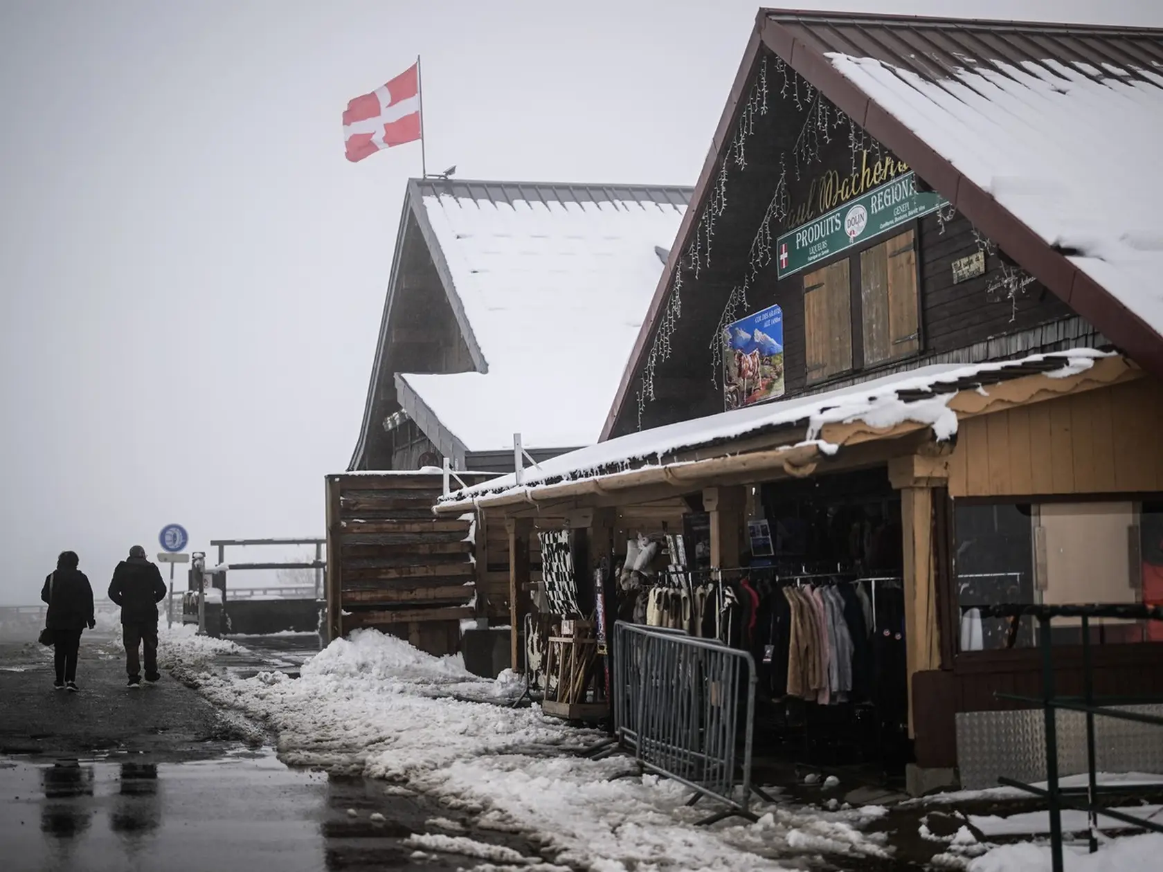 Snehová búrka zasiahla aj švajčiarsku časť Álp.
