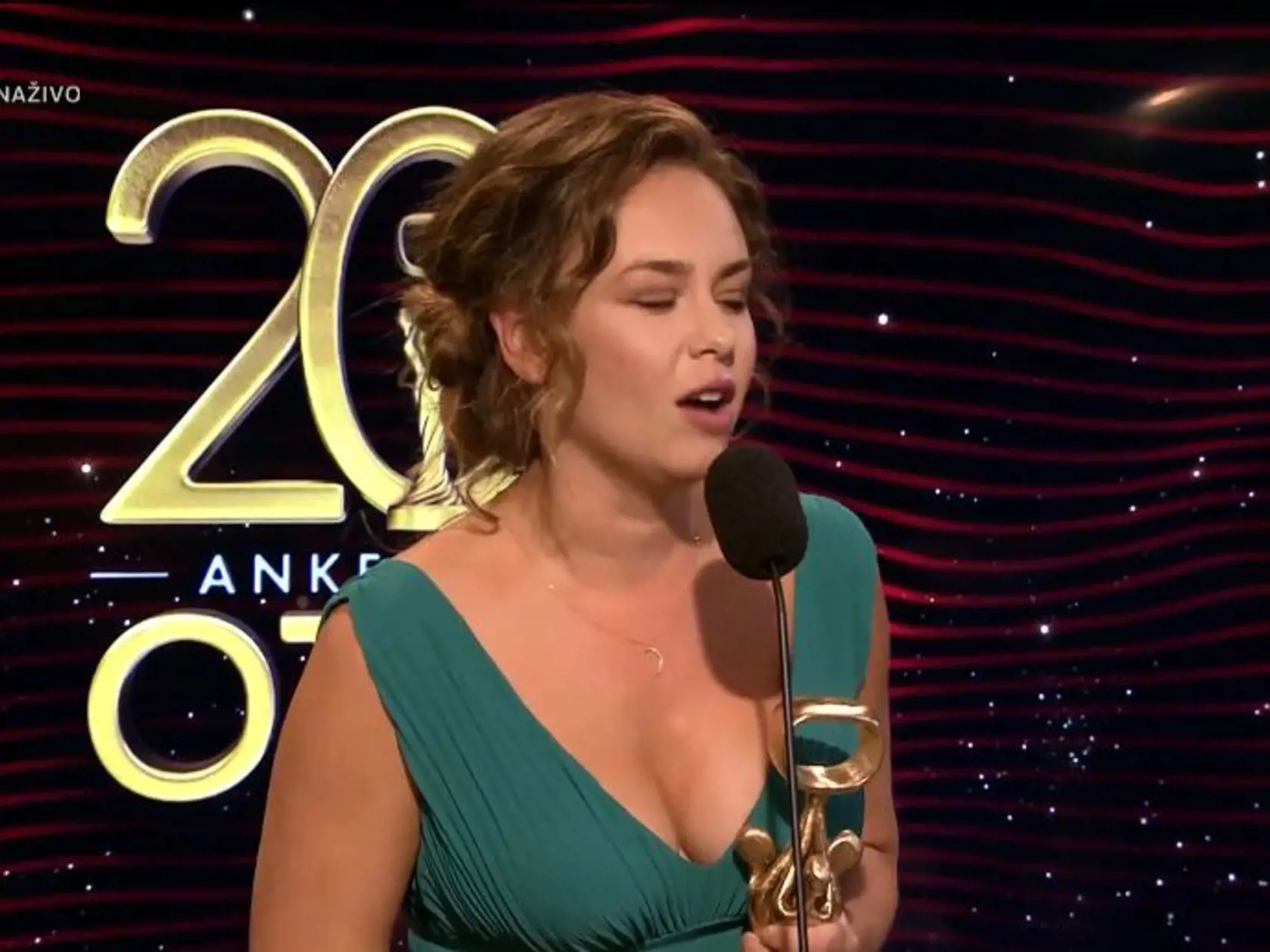 Výstrih zvolila aj herečka Dominika Kavaschová.