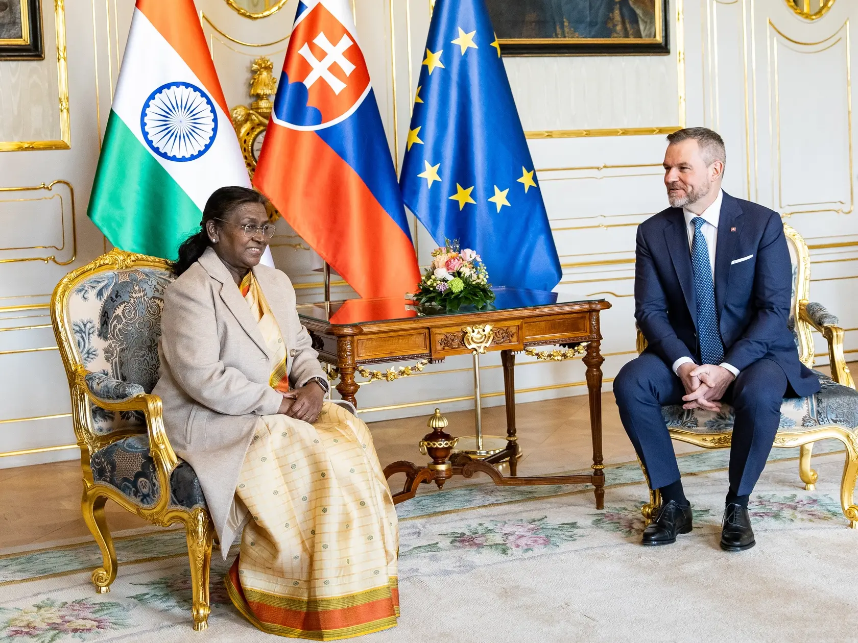 Prezident SR Peter Pellegrini víta v Grasalkovičovom paláci prezidentku Indickej republiky Draupadi Murmúovú.
