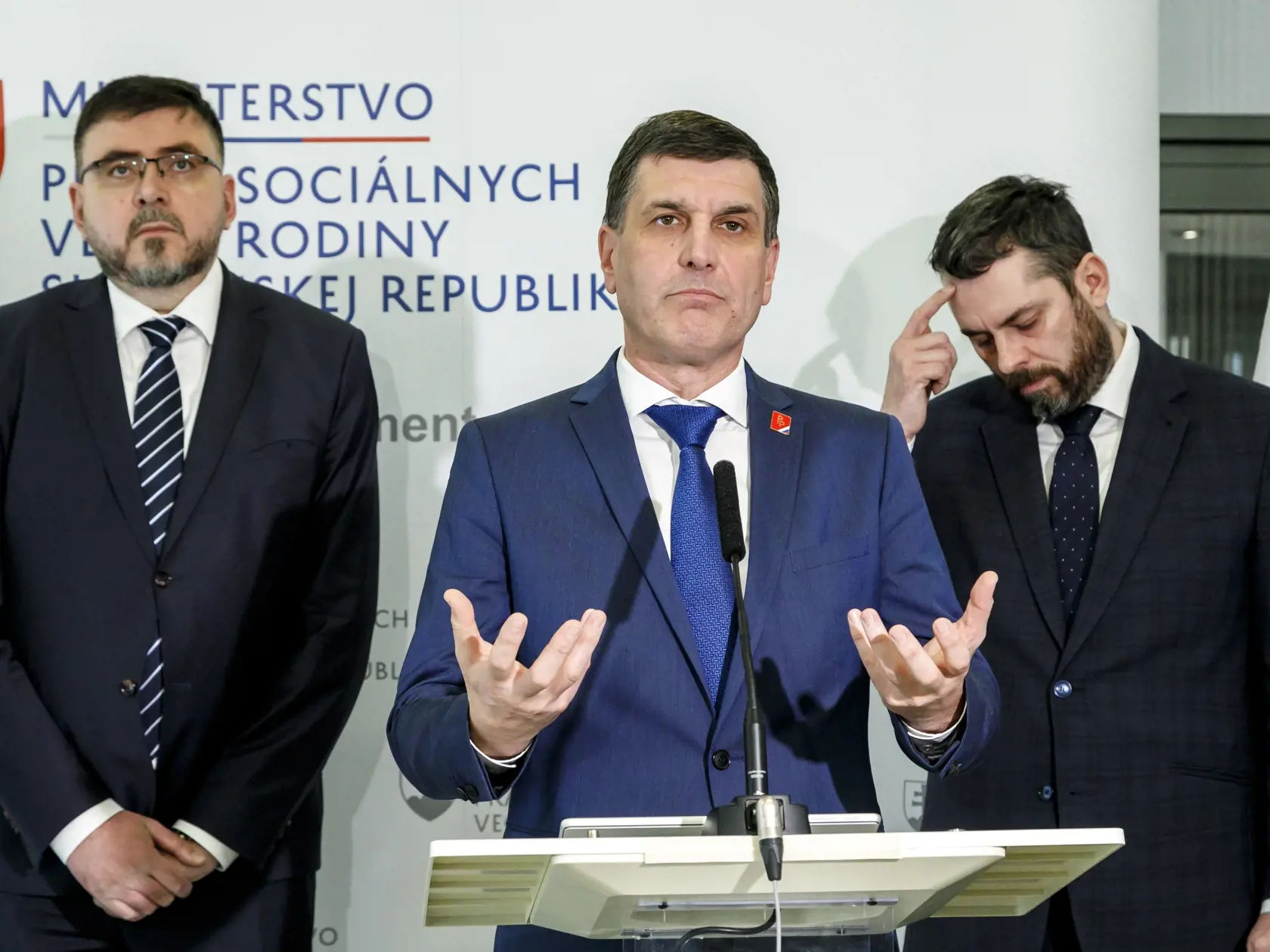 Na snímke zľava predseda Združenia miest a obcí Slovenska Jozef Božik, štátny tajomník Ministerstva práce, sociálnych vecí a rodiny Branislav Ondruš a generálny riaditeľ Ústredia práce, sociálnych vecí a rodiny Peter Ormandy počas tlačovej konferencie k spusteniu nového projektu domácej opatrovateľskej služby v Bratislave 7. februára 2024. FOTO TASR - Dano Veselský
