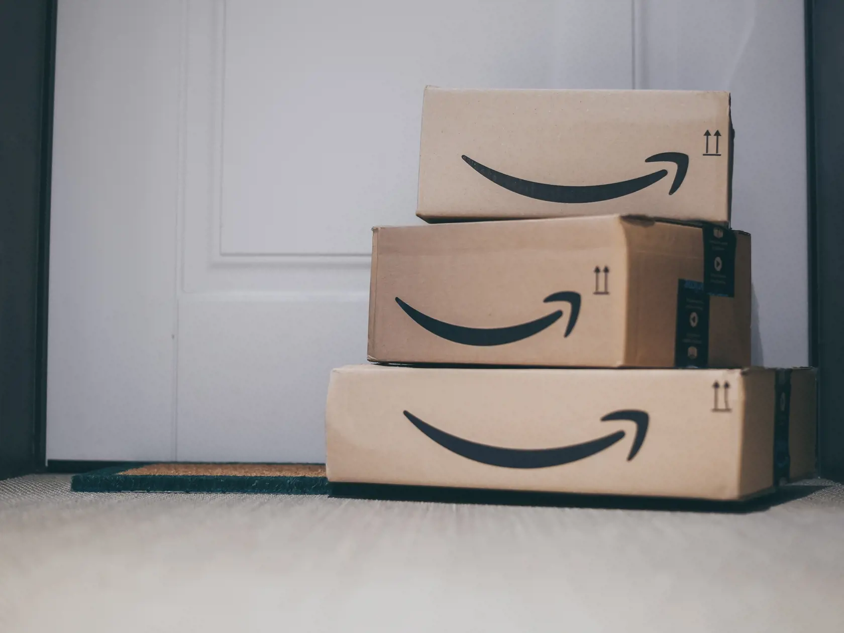 Zatiaľ, čo si prácu z domu začali chváliť aj zamestnávatelia, nakoľko ušetrili tisíce eur za prenájom priestorov sa gigantická spoločnosť Amazon rozhodla pre opak. Najväčší internetový predajca na svete v súčasnosti prepúšťa niekoľko vedúcich pracovníkov a nariadil svojim zamestnancom, aby sa od januára budúceho roka vrátili naplno do kancelárií. Amazon sa tak lúči s home office, na ktorý mali tamojší pracovníci nárok od pandémie koronavírusu.