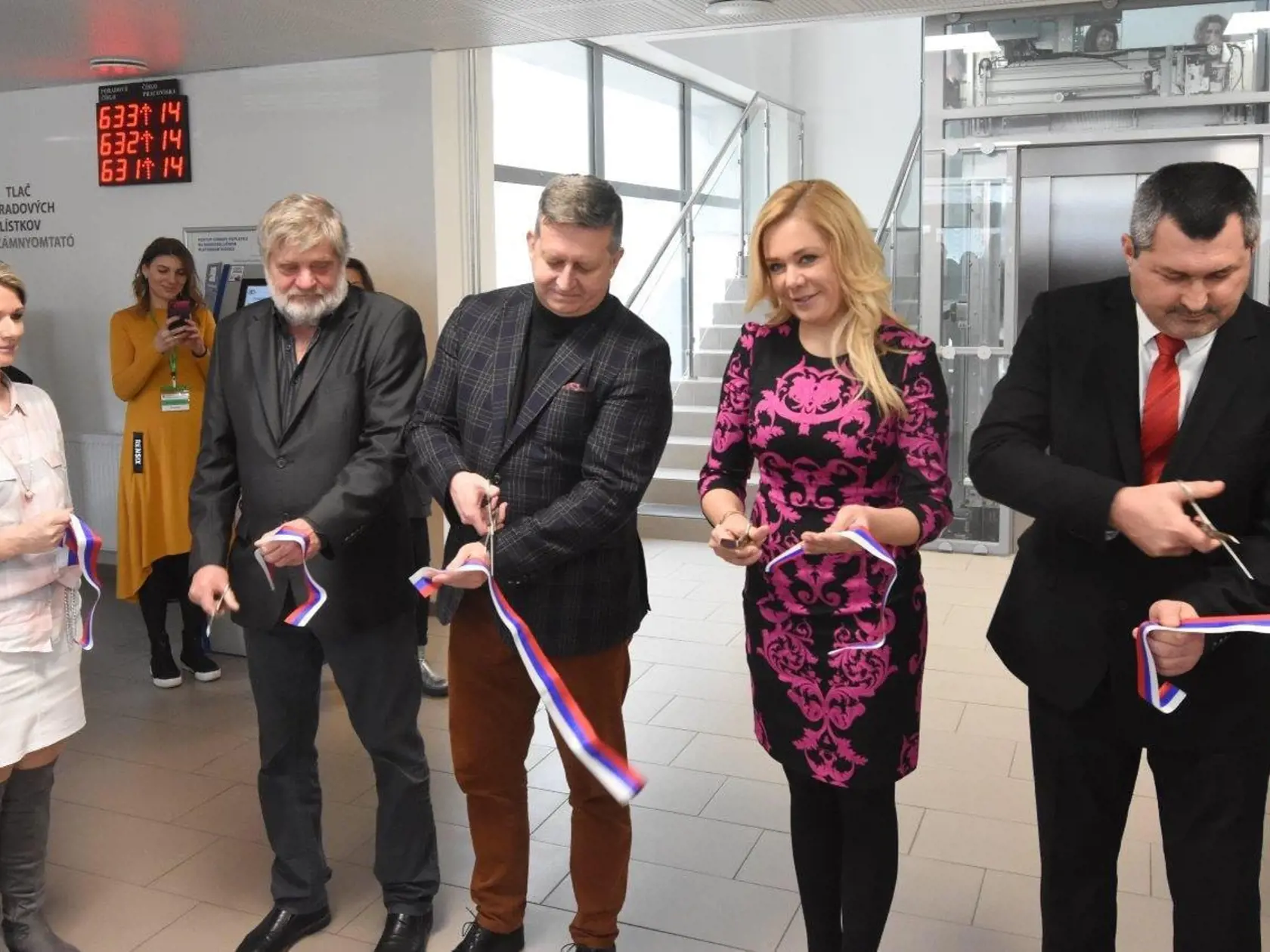 Na čo by si však mala Saková dávať radšej pozor? „Cyklámenové ornamenty na čiernom podklade je krok vedľa. Veľmi lacné a nevyzdvihuje to individualitu pani Sakovej. Pekná žena s perfektnou postavou vynikne najviac v minimalistickom outfite,“ myslí si odborníčka. „Na čierne pančuchy tiež treba zabudnúť,“ doporučila Holubová s vysvetlením, že podľa protokolu sa čierne silonky nosia výhradne na smútočné udalosti.