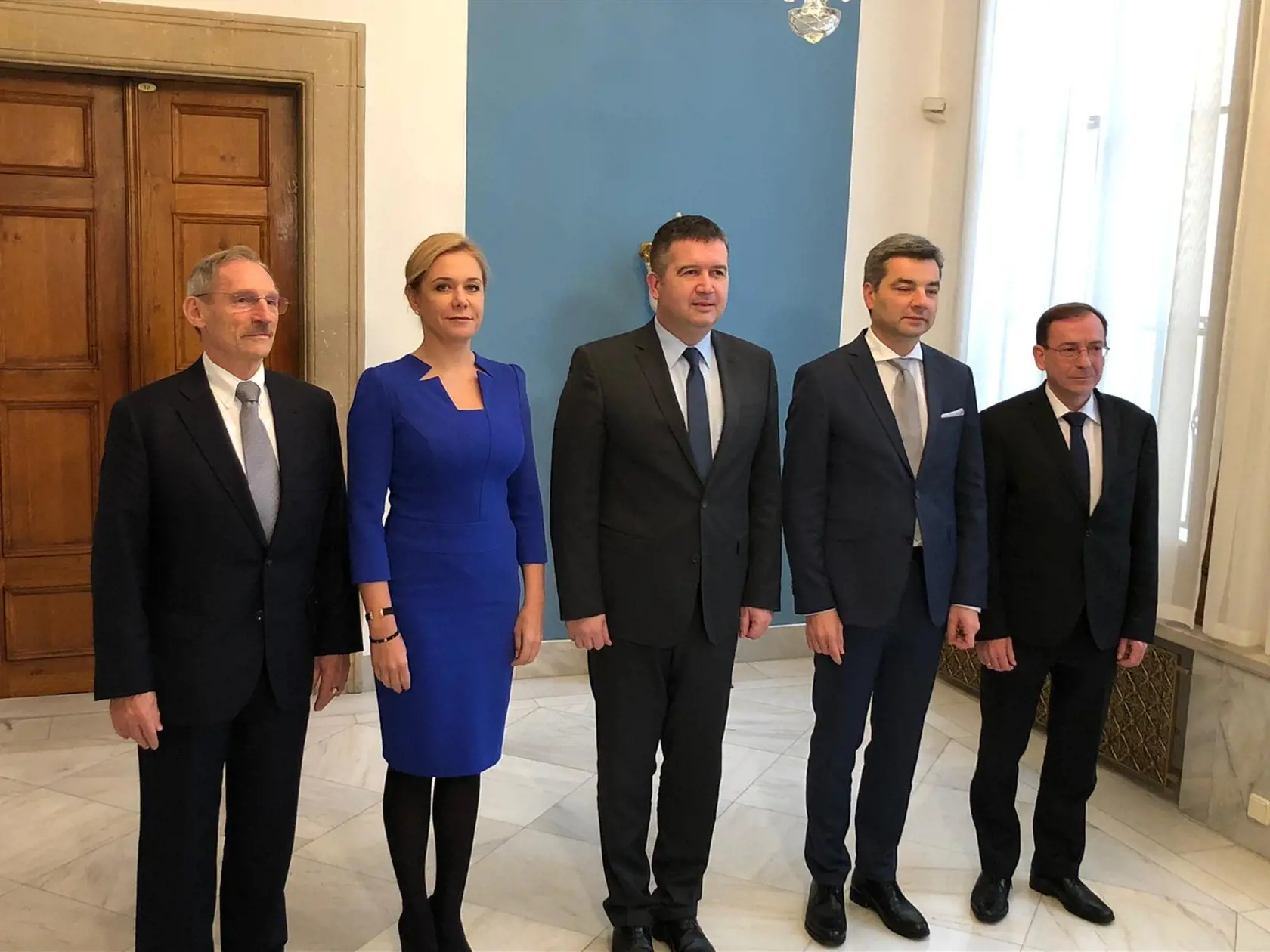 „Na čierne pančuchy tiež treba zabudnúť,“ doporučila Holubová s vysvetlením, že podľa protokolu sa čierne silonky nosia výhradne na smútočné udalosti.