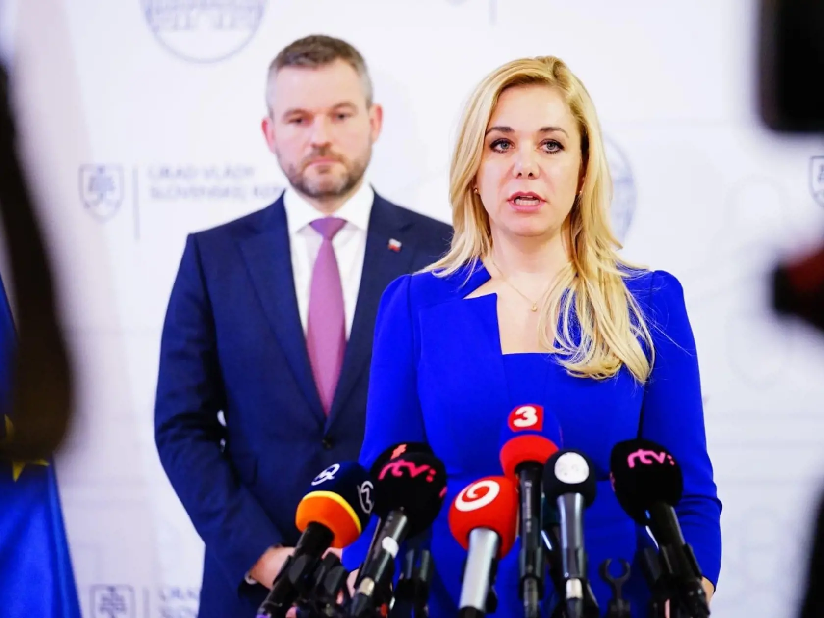 „Dress code političky vychádza s prihliadnutím na jej vek, farbu vlasov a postavu, čo pani Saková s prehľadom zvláda. Vždy má perfektný účes,“ nešetrila chválou Holubová. „V jej prípade prevládajú rôzne odtiene modrej farby, ktorá symbolizuje dôveryhodnosť a signál dobrej vôle, šaty klasického francúzskeho štýlu, doplnené farebnými, alebo telovými lodičkami,“ uviedla tiež Holubová.