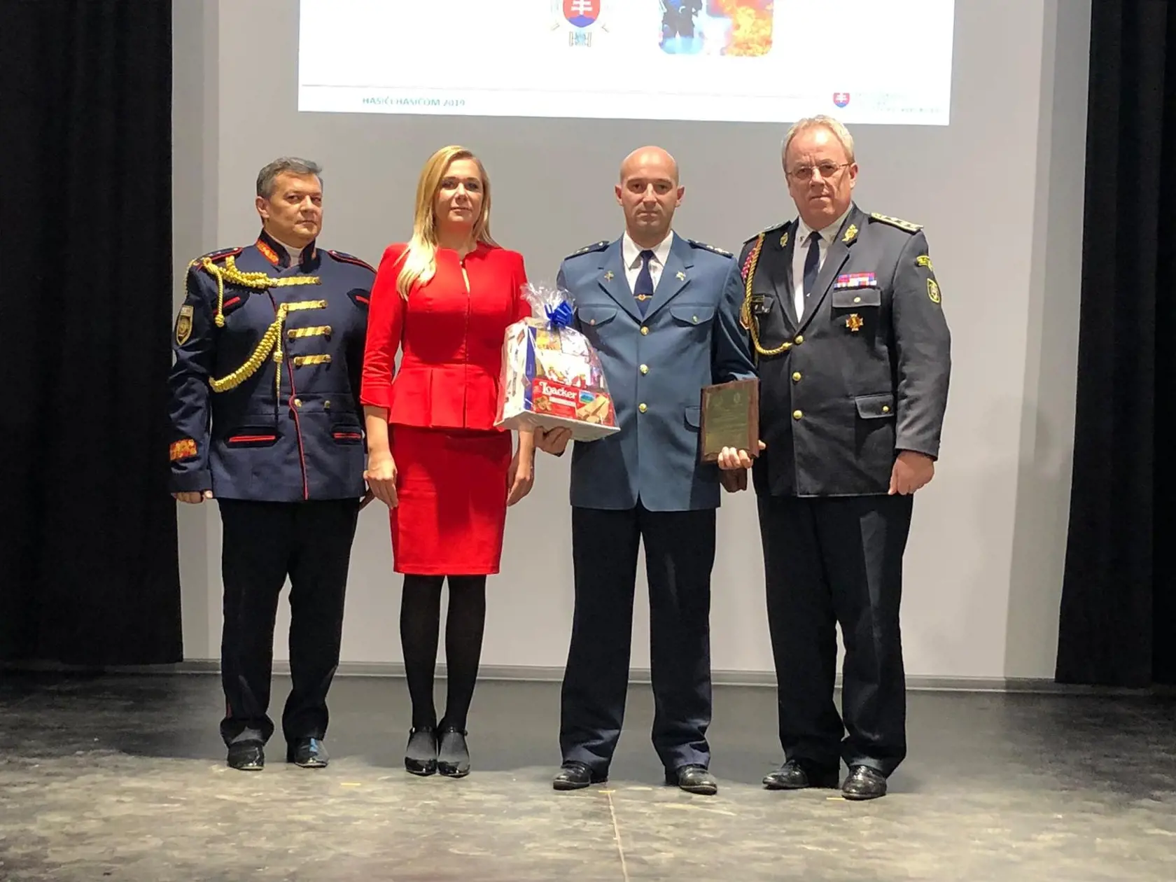 „Červený kostým so zipsami a čierne pančuchy sú veľmi prvoplánové,“ myslí si odborníčka. Podľa protokolu sa čierne silonky nosia výhradne na smútočné udalosti.