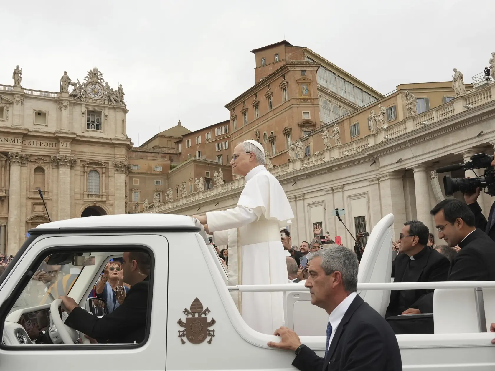AZ28 Vatikán - Na snímke novozvolený pápež Lev XIV. prichádza na svoju prvú generálnu audienciu vo Vatikáne 21. mája 2025. FOTO TASR/AP
 


Pope Leo XIV arrives for his first weekly general audience in St. Peter's Square at The Vatican, Wednesday, May 21, 2025. (AP Photo/Gregorio Borgia)