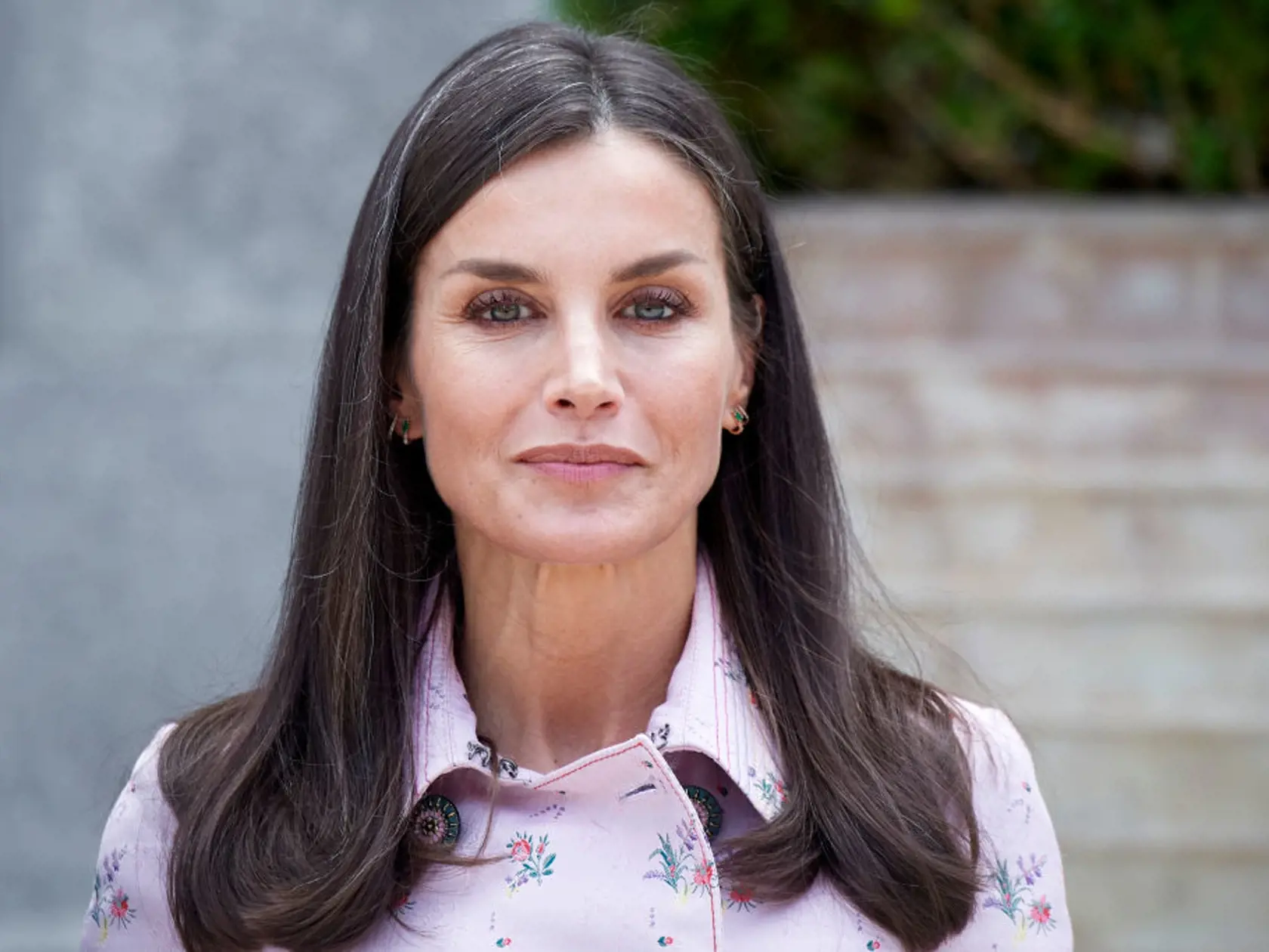 „Ja potrebujem veci, ktoré sú aj protokolárne v poriadku. Niekedy si pozriem šatník španielskej kráľovnej Letizie, ktorá musí dodržiavať protokol a pritom má krásne oblečenie španielskych značiek, cenovo dostupné bežne aj u nás,“ prezradila nám Saková.