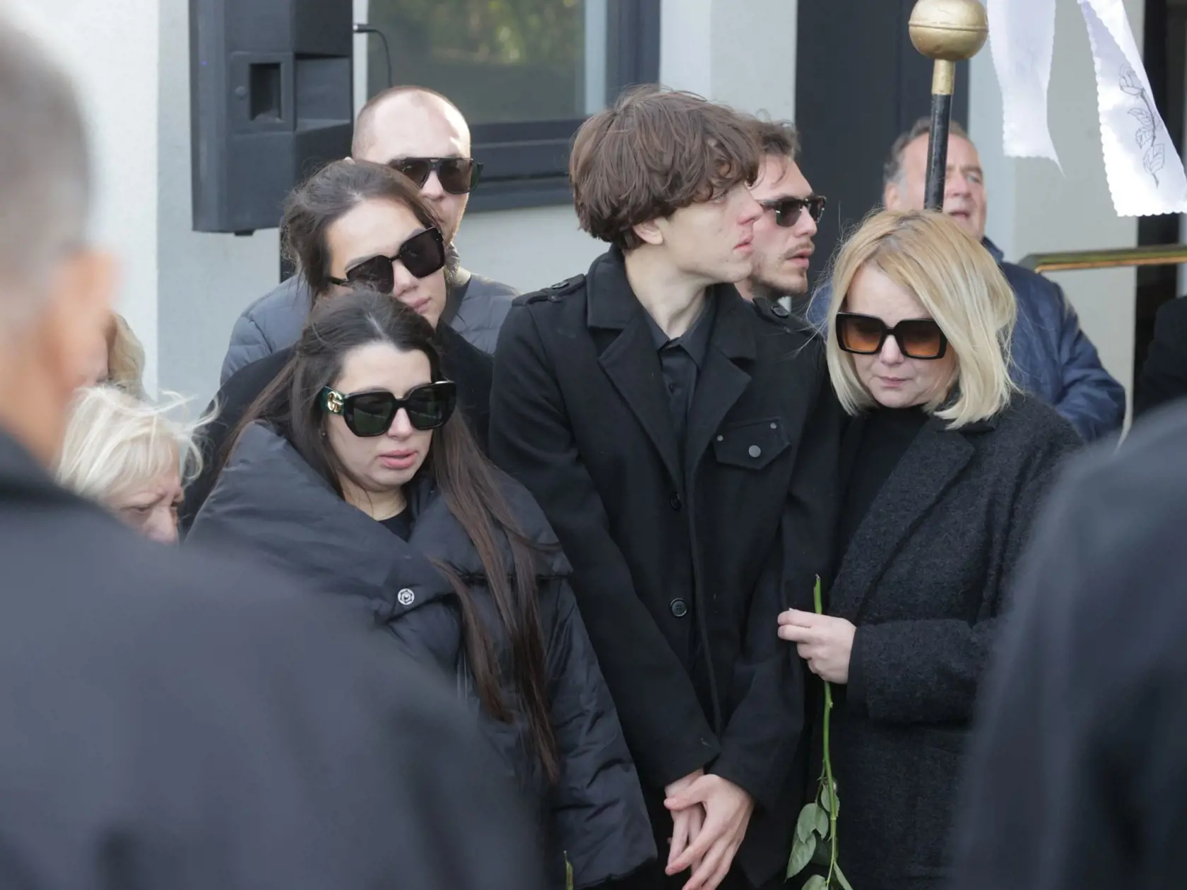 Posledná rozlúčka s hudobníkom Ľubom Virágom (†68). Na snímke zdrvená najbližšia rodina.