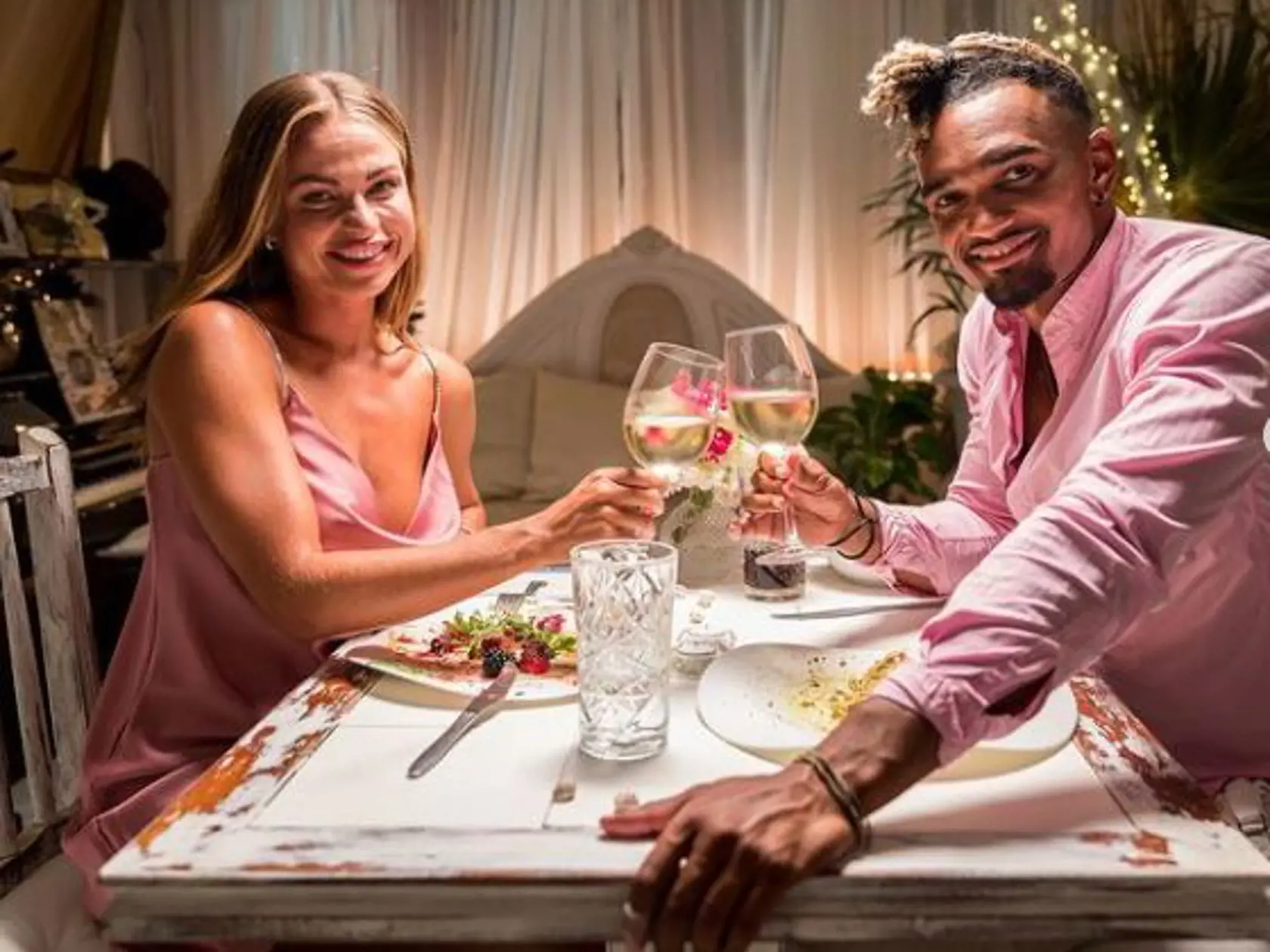 Nathan a Tess tvoria v šou Love Island pár.