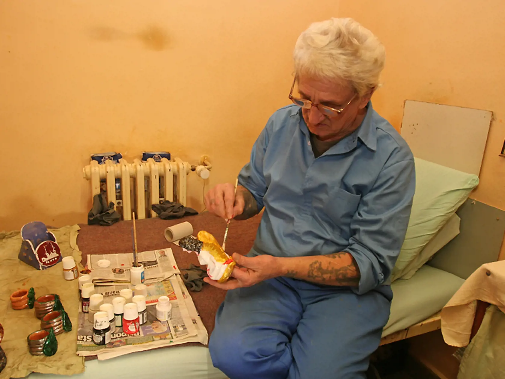 Doživotný väzeň Štefan Mlynarovič (76) modeluje sošky anjelov.