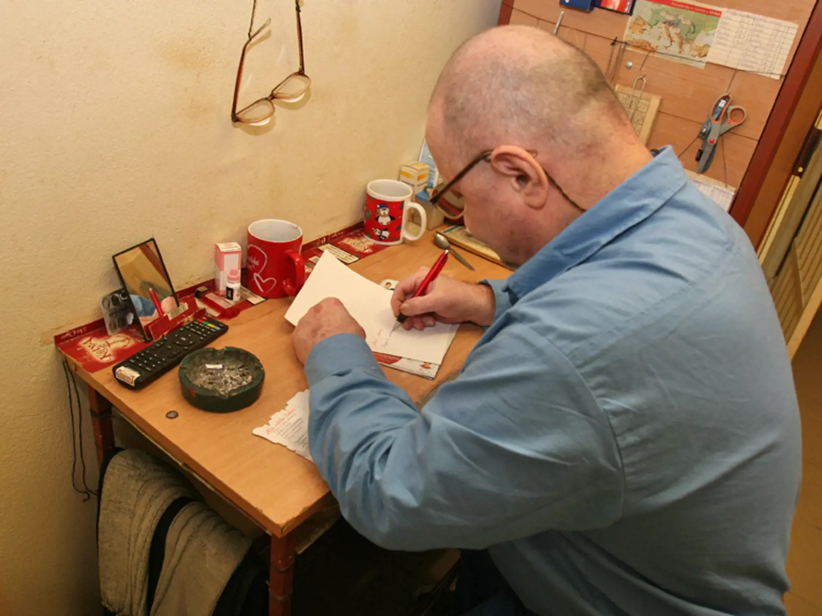 Doživotný väzeň Anton Tichý (63) píše vianočné pohľadnice z väzenia.