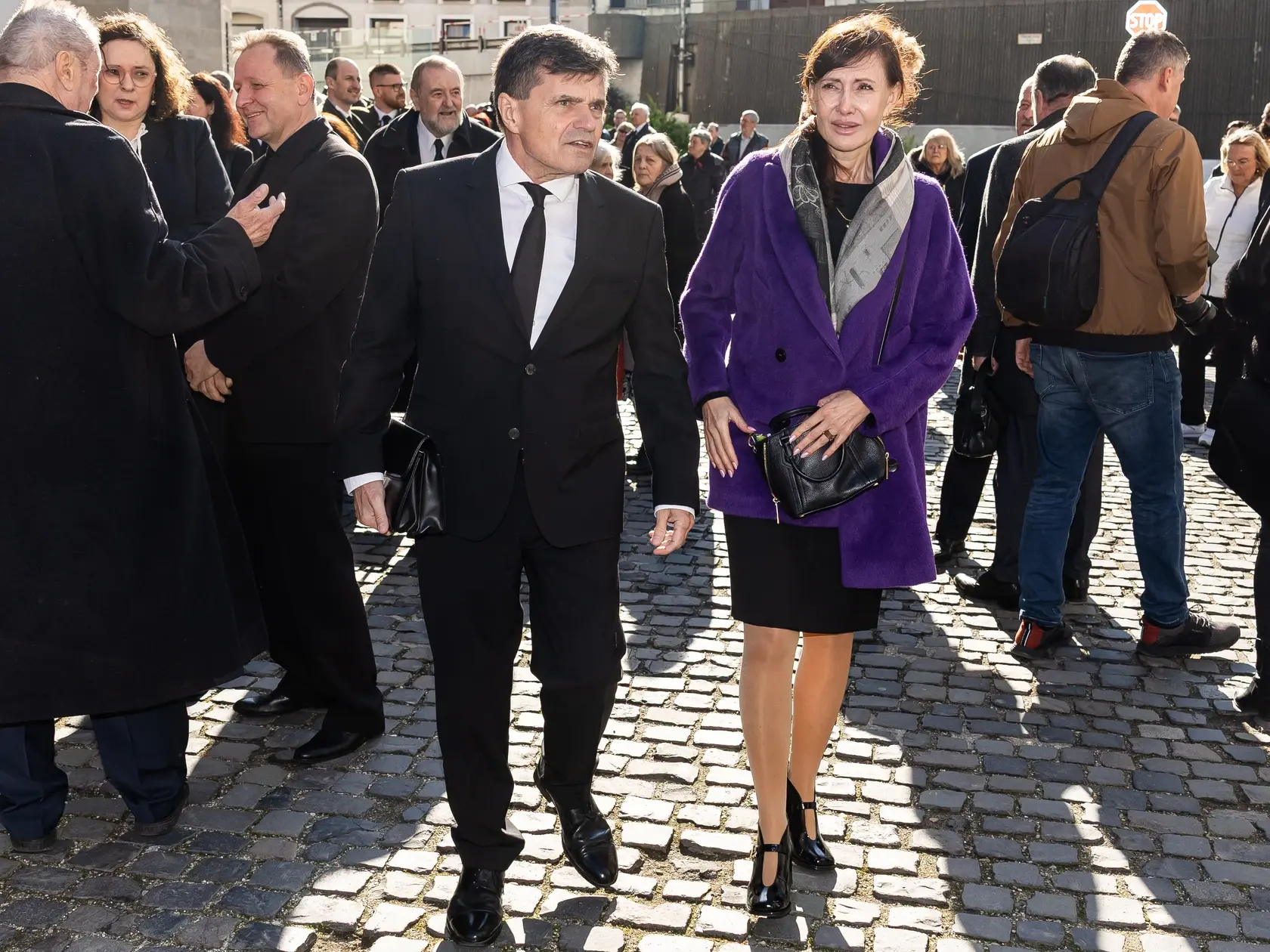 Posledná rozlúčka s hercom Štefanom Kvietikom za účasti rodiny aj verejnosti v Katedrále sv. Martina v Bratislave. Na snímke Peter Plavčan s manželkou.