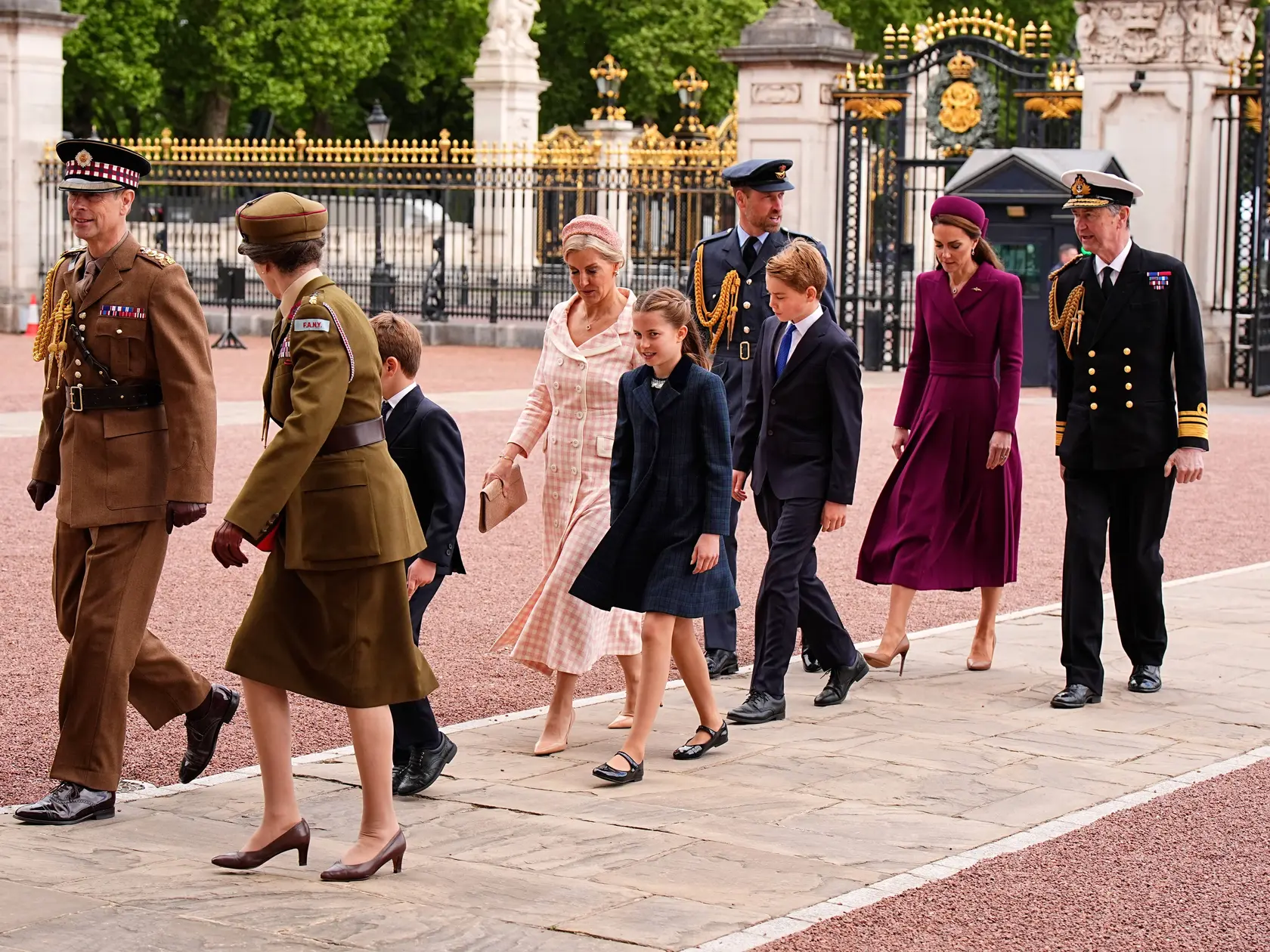 Britská kráľovská rodina pri oslavách výročia konca vojny.