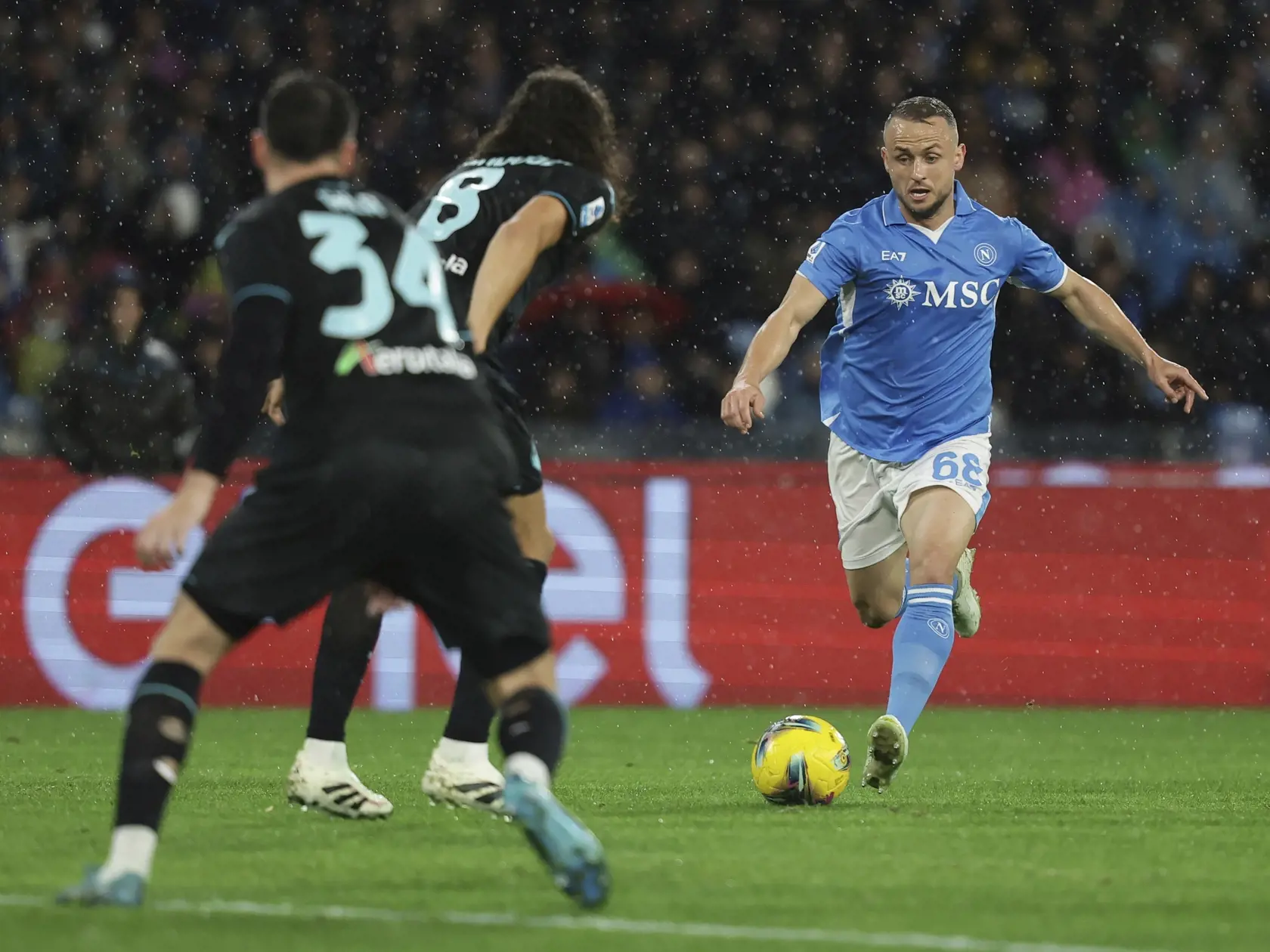 WA 14 Neapol - Slovenský futbalista SSC Neapol Stanislav Lobotka (vpravo) počas zápasu 15. kola talianskej Serie A medzi SSC Neapol a Lazio Rím v Neapole v nedeľu 8. decembra 2024. FOTO TASR/AP  

Napoli's Stanislav Lobotka, right, controls the ball during the Serie A soccer match between Napoli and Lazio at the Diego Armando Maradona Stadium in Naples, Sunday, Dec. 8, 2024. (Alessandro Garofalo/LaPresse via AP)