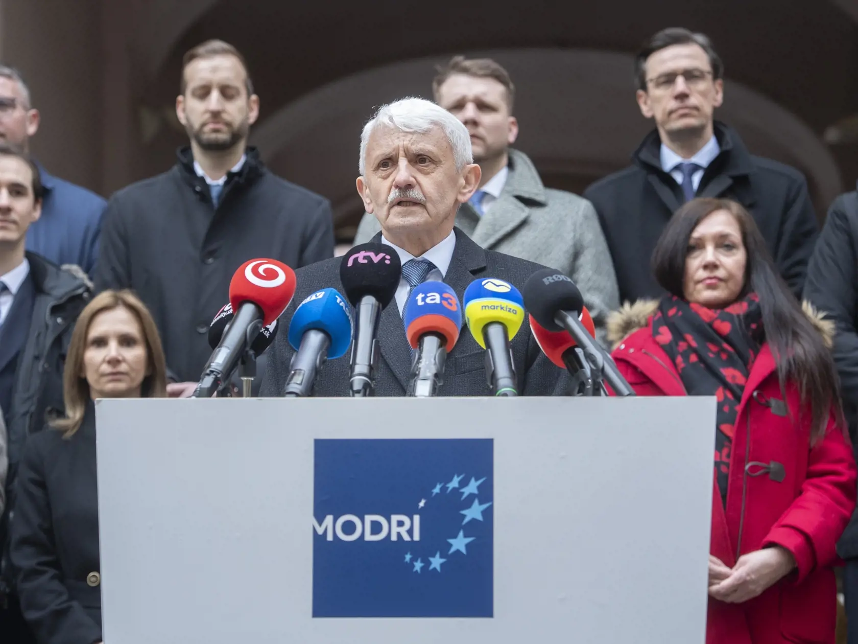 Na snímke uprostred Mikuláš Dzurinda ohlásil zber podpisov na vznik novej politickej strany Modrí 6. marca 2023 v Bratislave. FOTO TASR - Martin Baumann