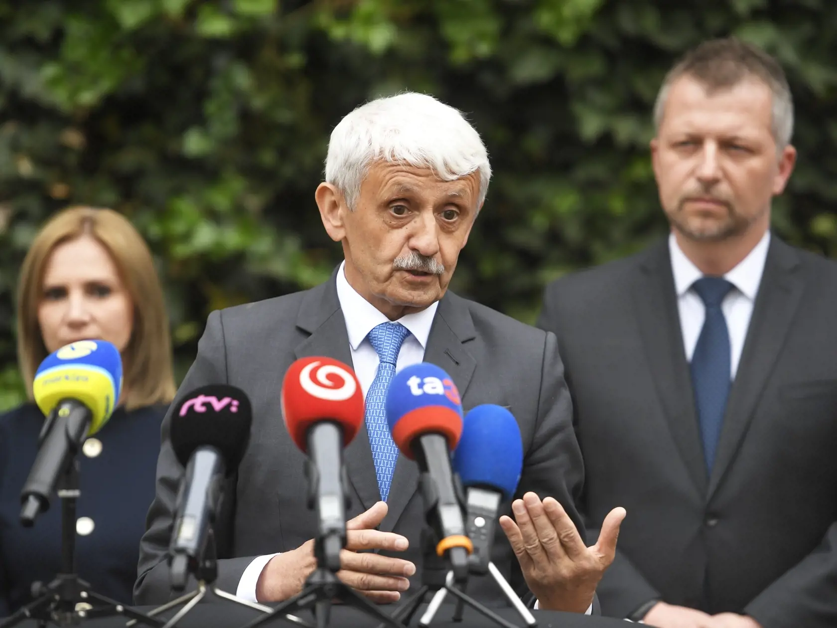 Na snímke uprostred predseda strany Modrí - Európske Slovensko Mikuláš Dzurinda, vľavo podpredsedníčka Jana Ambrošová a vpravo prvý podpredseda Ľuboš Schwarzbacher počas tlačovej konferencie po ustanovujúcom kongrese politickej strany Modrí - Európske Slovensko v Košiciach 14. mája 2023. FOTO TASR – František Iván