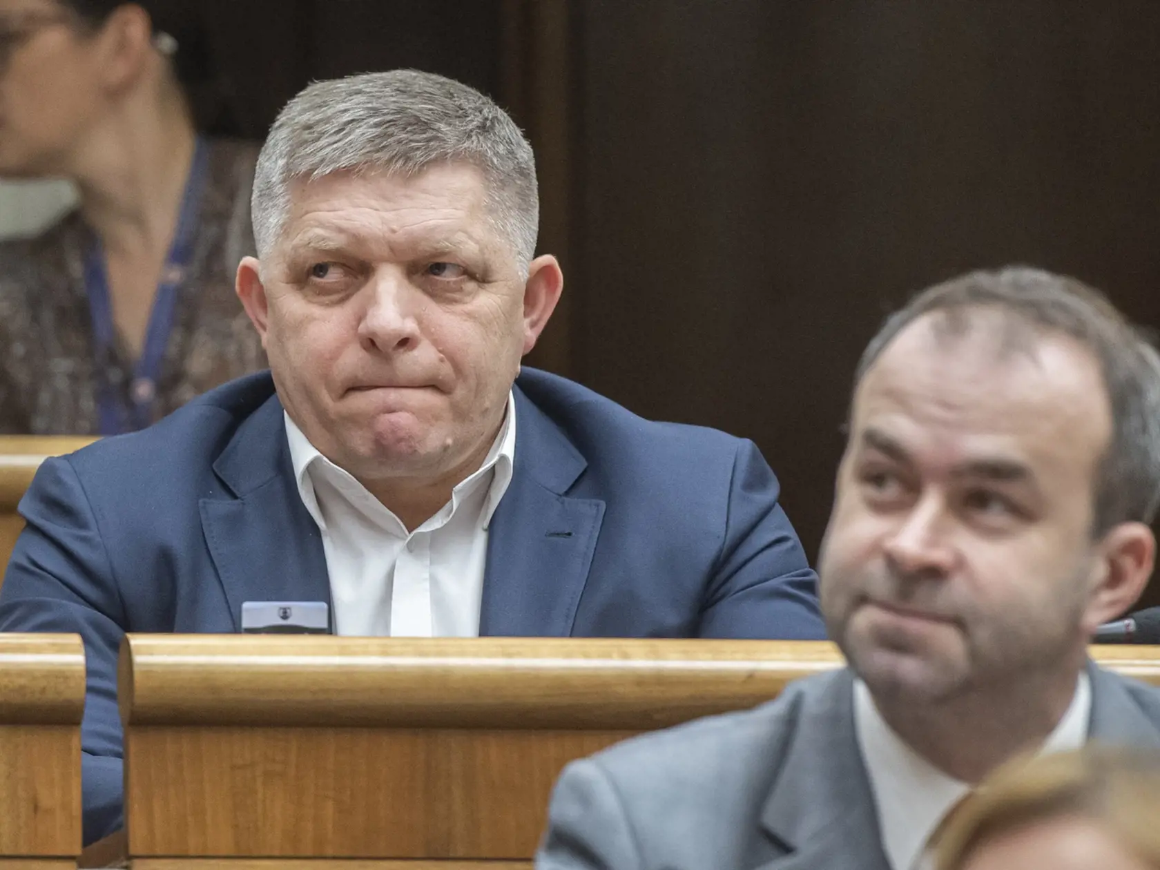 Na snímke poslanci NRSR vľavo Robert Fico a vpravo Ján Podmanický (obaja Smer-SD) po schválení termínu predčasných parlamentných volieb na 30. septembra 2023