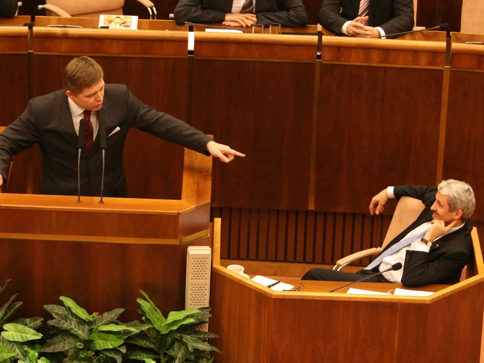 To, čo Fico nazýva mierom, je podľa Dzurindu porážkou Ukrajiny a predseda Smeru si podľa neho praje víťazstvo Kremľa. „Fico svojou politikou predstavuje bezpečnostnú hrozbu pre Slovensko," uviedol Dzurinda.