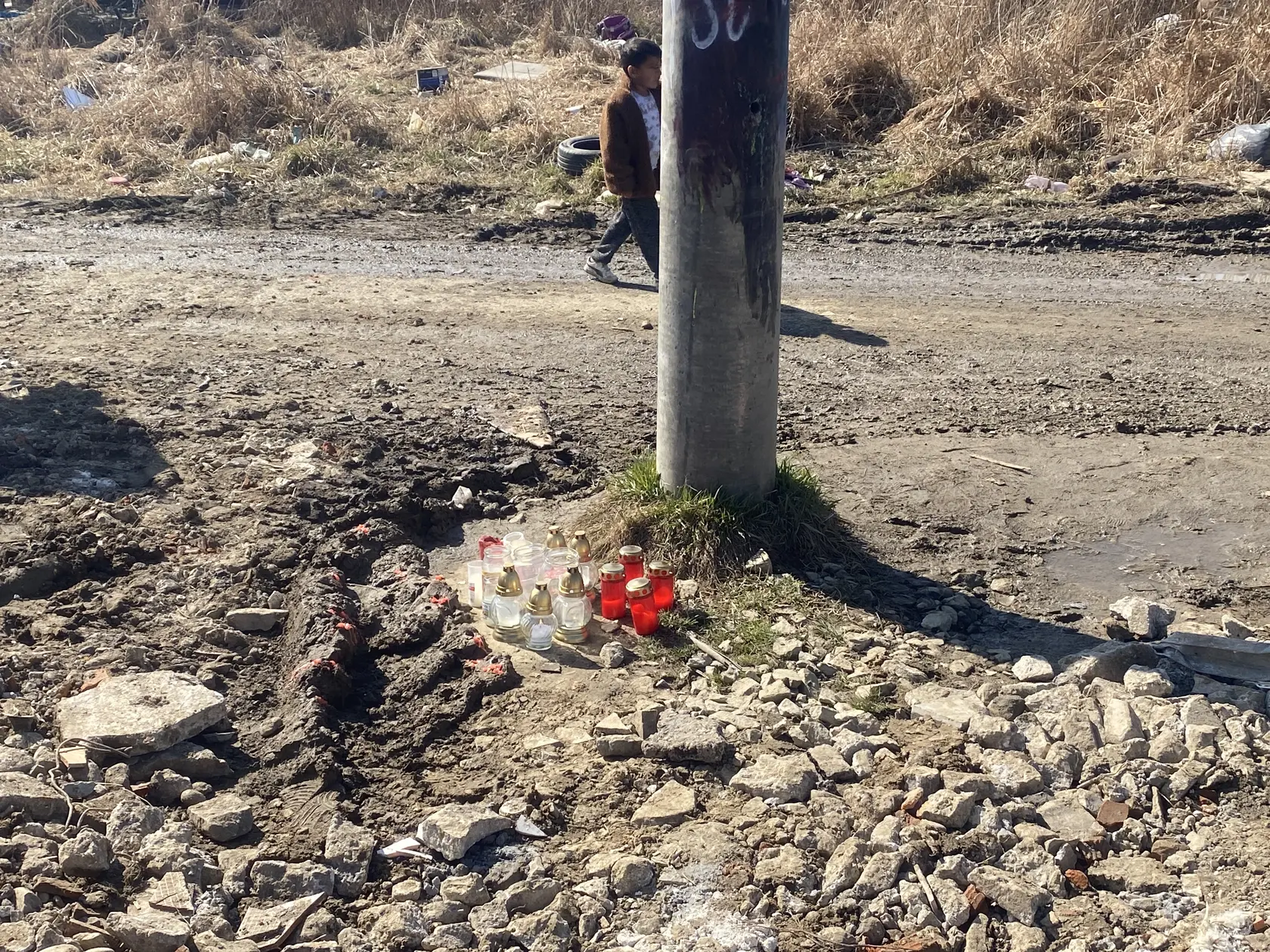 Neďaleko miesta nešťastia pribúdajú sviečky.