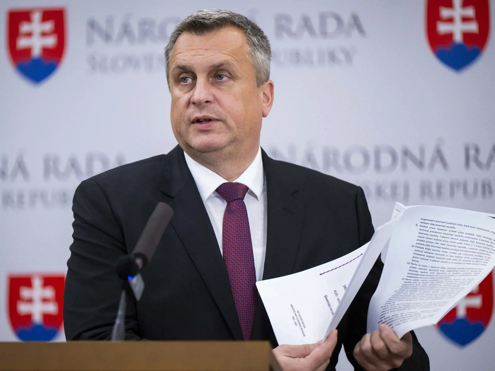 Na snímke predseda Slovenskej národnej strany (SNS) Andrej Danko počas tlačovej konferencie ku koaličným rokovaniam a vnútropolitickej situácii v Bratislave v utorok 18. februára 2025. FOTO TASR - Jakub Kotian