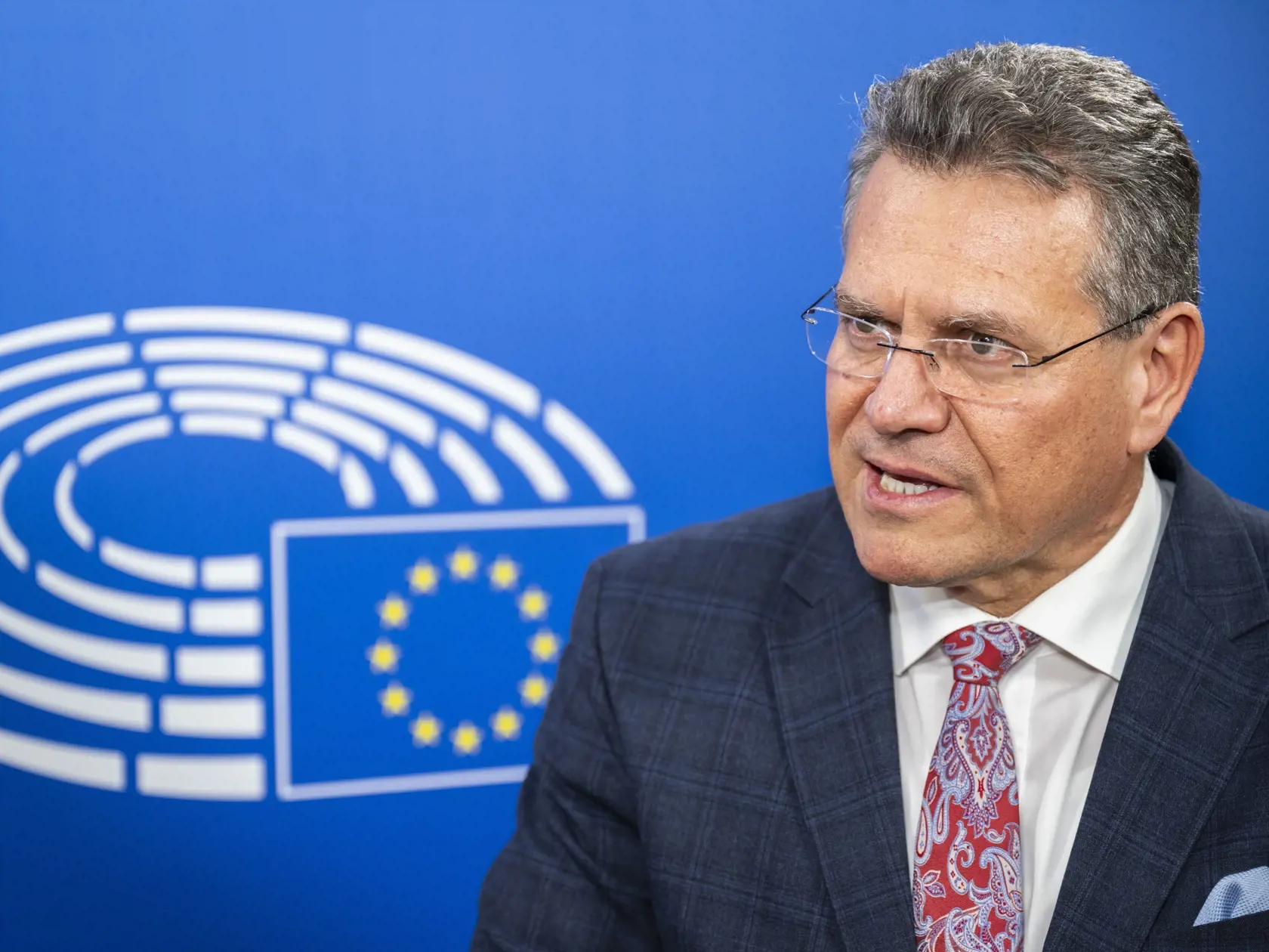 ČO ODKÁZAL ŠEFČOVIČ USA? Ak administratíva USA prijme "predĺženú ruku" Európanov a bude s nimi ochotná spolupracovať na dosiahnutí dohody, ktorá by zabránila obchodnej vojne. "Pod vedením predsedníčky Európskej komisie som pripravený rokovať. Sme pripravení to zrealizovať," odkázal Šefčovič.