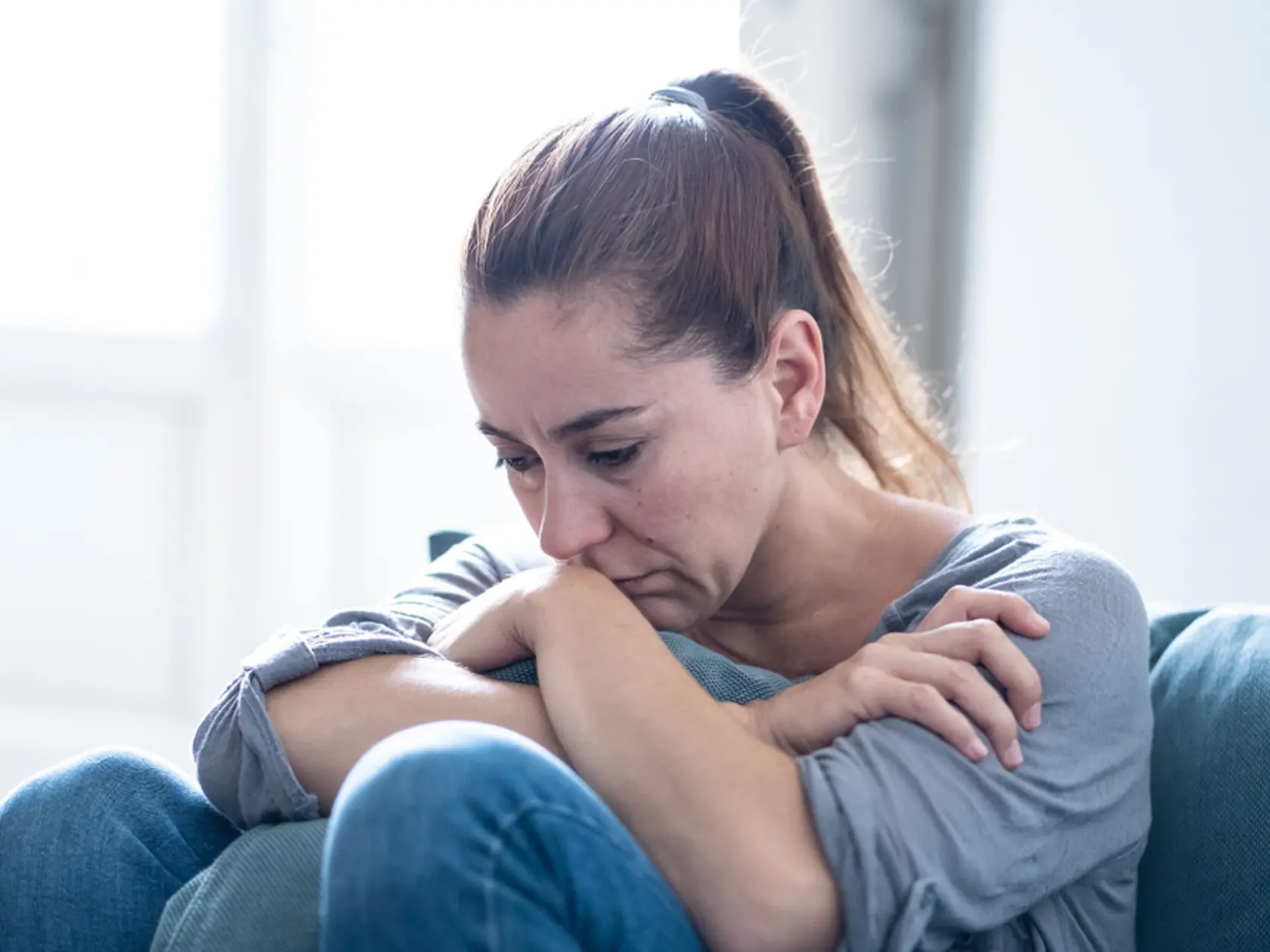 Toto nie je prekvapenie. Ak ste dlhodobo pod tlakom, je jasné že sa vás budú zmocňovať úzkostné a depresívne stavy. Podľa jednej štúdie ľudia pod vysokým stresom zo zamestnania majú o 80% vyššie riziko vzniku depresie v priebehu niekoľkých rokov ako ľudia s bežným stresom.