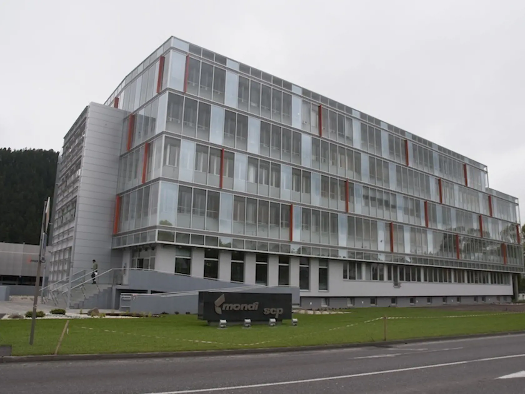 Celulózka : Chce
investovať do
zlepšenia životného
prostredia.