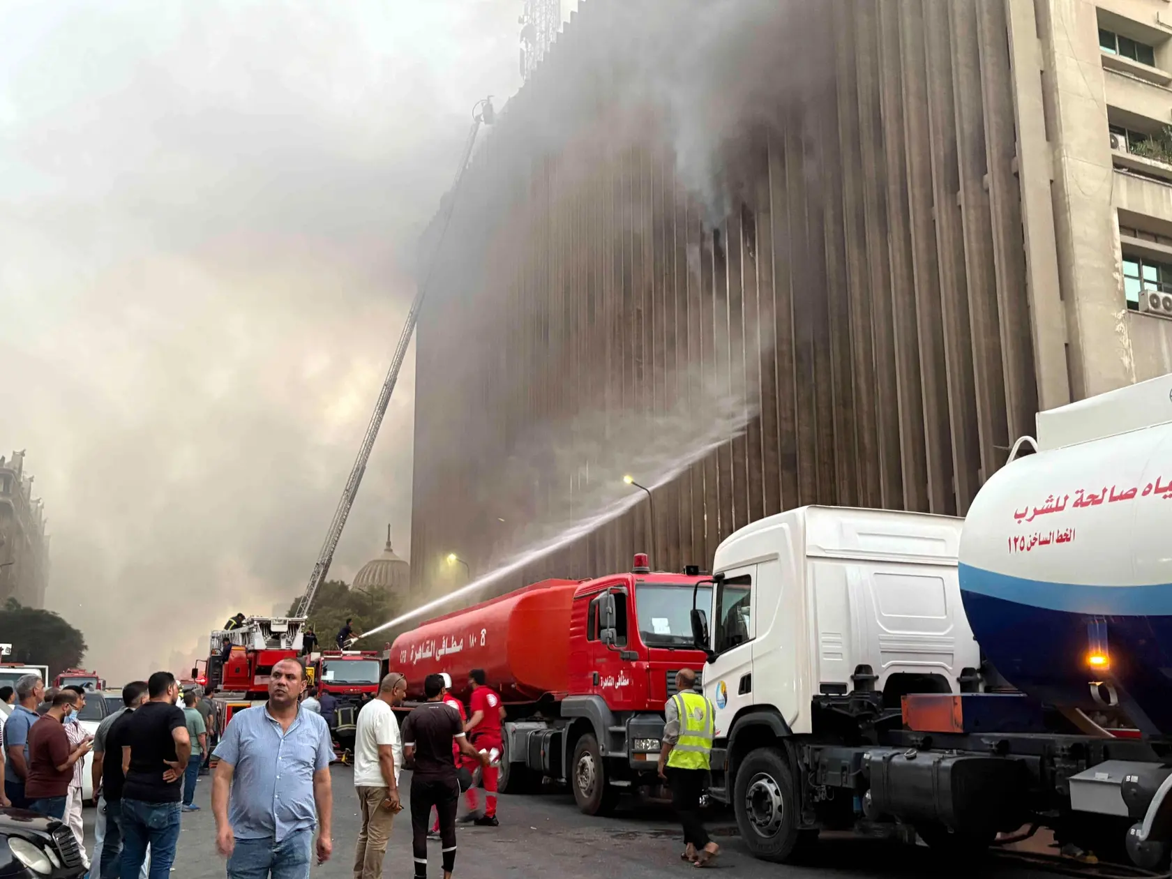 Hasiči zasahujú počas požiaru v centrále spoločnosti Telecom Egypt v Káhire 7. júla 2025. Najmenej 14 ľudí utrpelo zranenia pri pondelkovom požiari v centrále spoločnosti Telecom Egypt v Káhire. Požiar spôsobil dočasný výpadok internetových a telekomunikačných služieb.