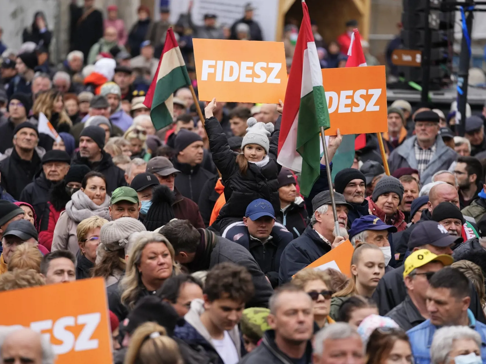 Fidesz odmieta kritiku opozície, že volebný zákon novelizuje vo svoj vlastný prospech. Podľa opozície ide o zrejmý volebný podvod a politickú pomstu, podľa Fideszu takýto krok nariadil parlamentu Národný volebný úrad (NVI), aby boli korigované disproporcie v počte obyvateľov vo volebných obvodoch.