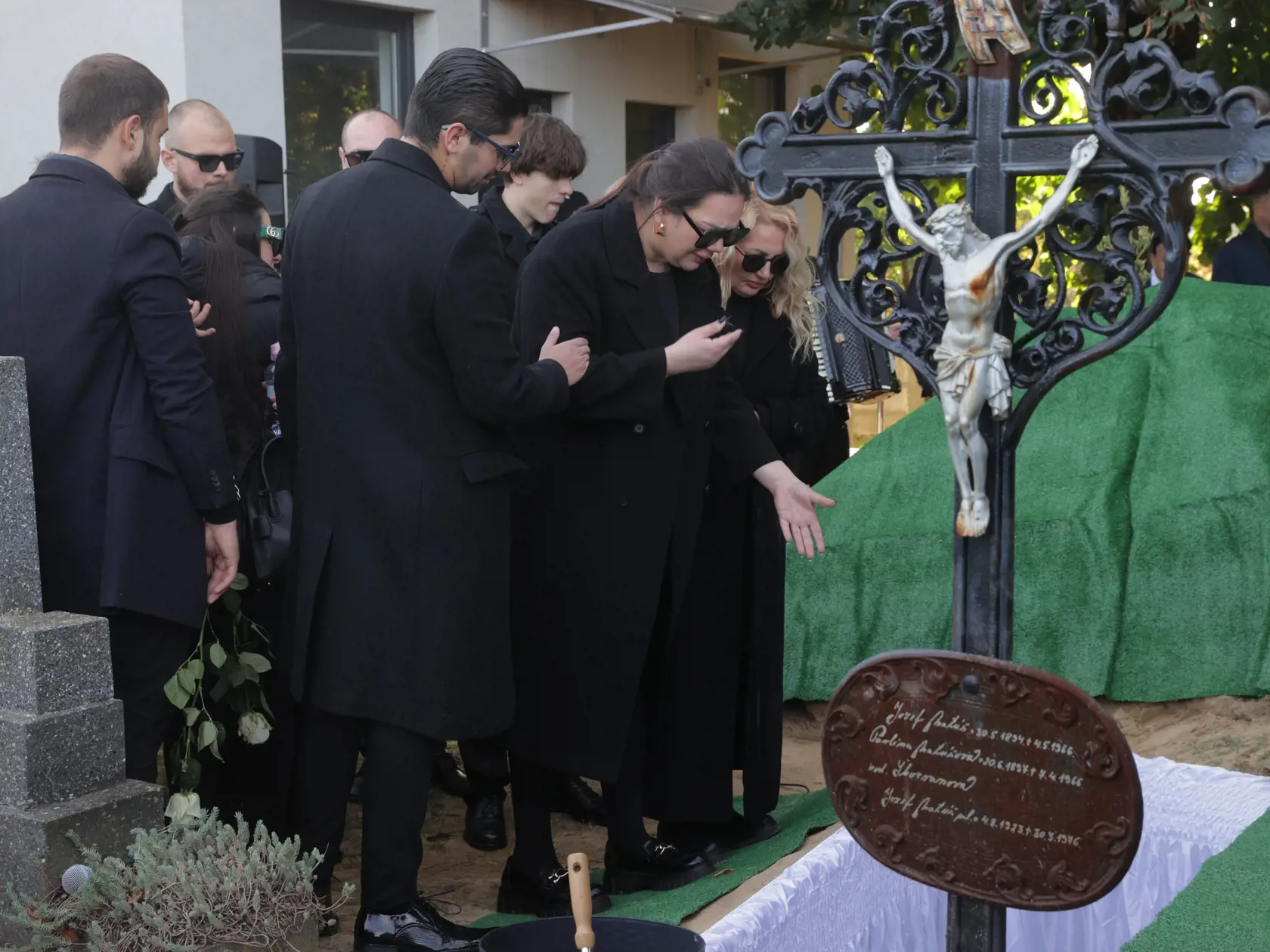 Pohreb Ľuba Virága (†68). Na snímke zdrvená rodina., ktorá mu dávala posledné zbohom. 