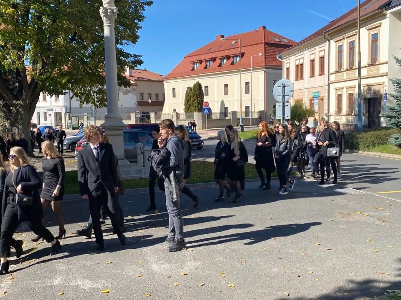 Smútiaci sa schádzajú v kostolíku na pohrebe Broňky.