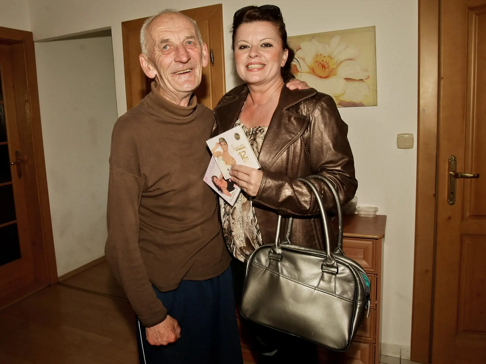 Na snimke slovenska spevacka Jadranka Handlovska navstivila pana Milana Kyselicu z Dubnice nad Vahom. Na Milana zautocil na zastavke autobusu po jednom z jej koncertov 18 rocny Michal M. Zlomil mu 9 rebier, lopatku, bedrovy stavec, celust a poskodil pluca.