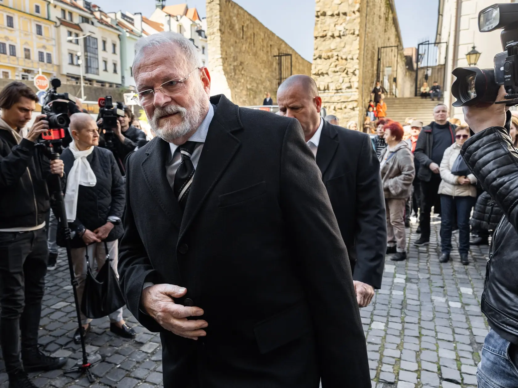 Posledná rozlúčka s hercom Štefanom Kvietikom za účasti rodiny aj verejnosti v Katedrále sv. Martina v Bratislave. Na snímke Ivan Gašparovič.