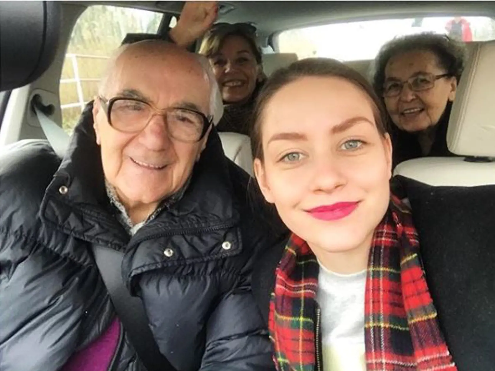 Babsy pri príležitosti 92. narodenín svojho dedka napísala: Hoci ho zdravíčko nie vždy poslúcha, nikdy sa nesťažuje a je dobre naladený. Má skvelý prehľad o všetkom, čo sa deje vo svete, rád spomína na svoje detstvo a kariéru leteckého inžiniera, číta veľa kníh a má stále chuť učiť sa nové veci. Ešte minulý rok oberal čerešne zo stromu, jazdil na aute a chodil plávať trikrát do týždňa na plaváreň Eva v Piešťanoch. Je mojim veľkým vzorom, pretože žije krásny plnohodnotný život a pribúdajúcim veko