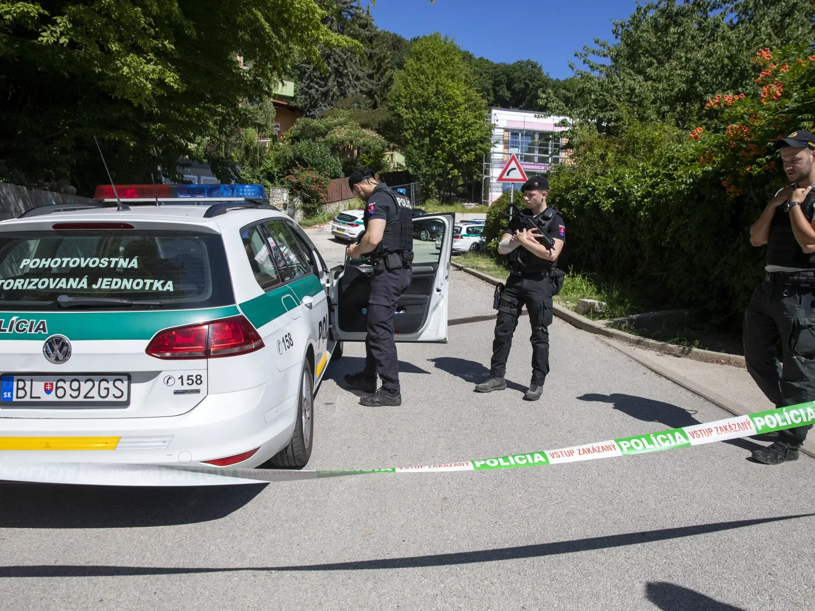 Na síimke sú policajti a záchranné zložky na Neronetovej ulici v Bratislave, kde sa strieľalo. 