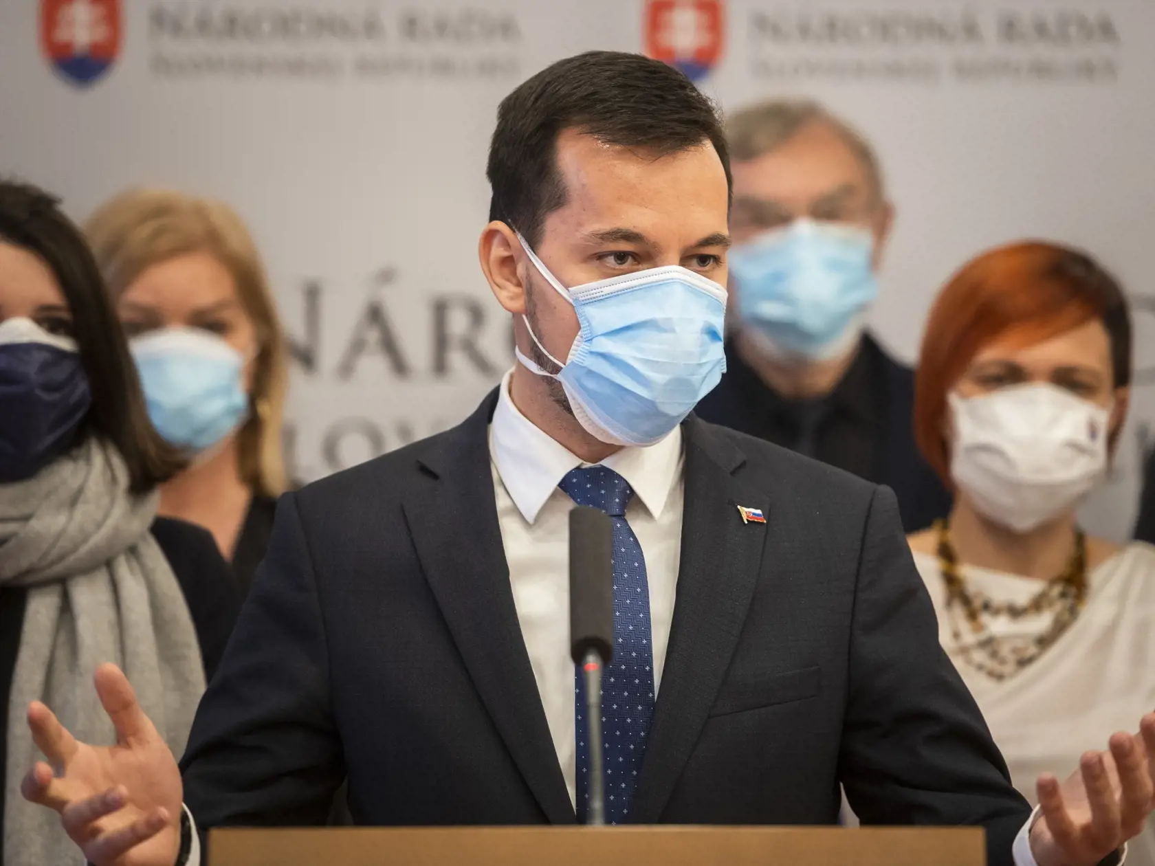 Na snímke sú poslanci NR SR zo strany Za ľudí, zľava Jana Žitňanská, Viera Leščáková, podpredseda NR SR Juraj Šeliga (Za ľudí), poslanci NR SR zo strany Za ľudí Ján Benčík a Miriam Šuteková počas tlačového brífingu k mimoriadnej schôdzi NR SR.