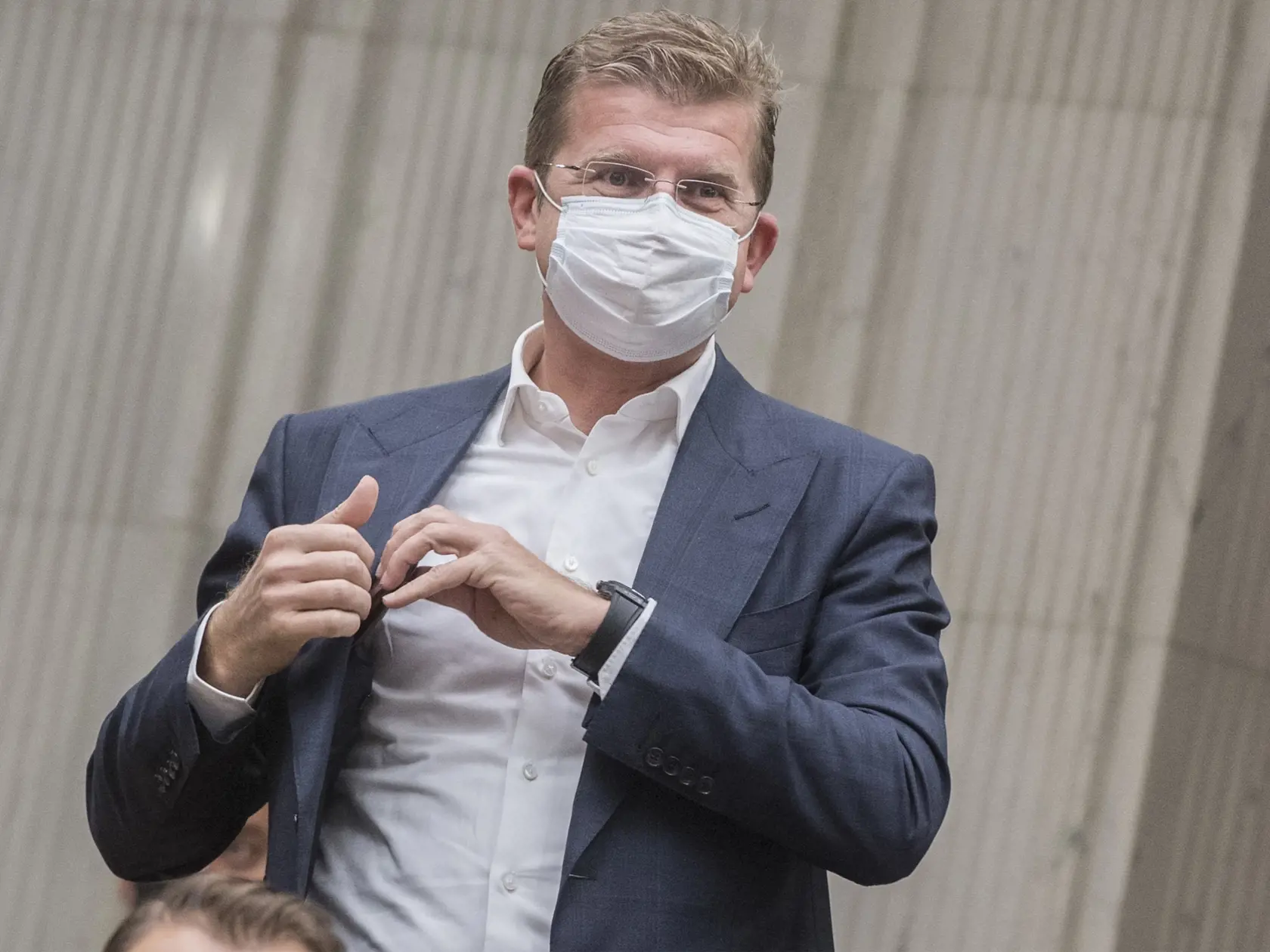 Nezaradený poslanec parlamentu Peter Žiga počas rokovania 17. schôdze Národnej rady. Dnes má od rána ale úplne iný problém ako hlasovať v parlamente.