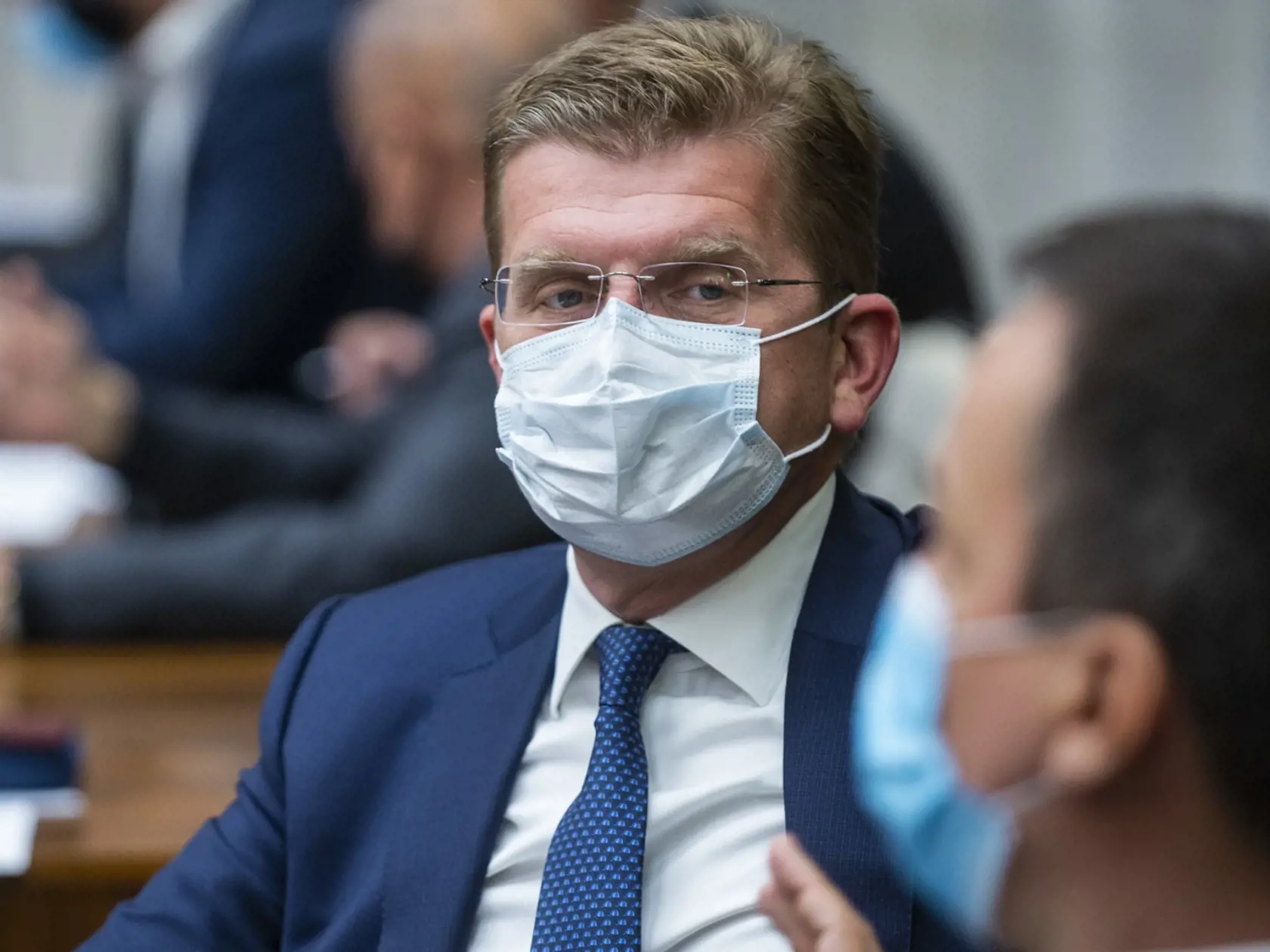 Nezaradení poslanci NR SR zľava Peter Žiga a Erik Tomáš počas zasadnutia 18. schôdze parlamentu 25. novembra 2020 v Bratislave.