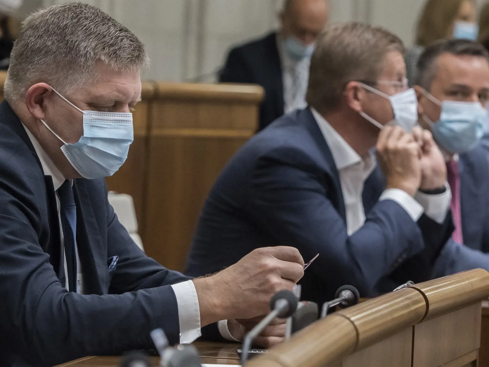 Poslanci Národnej rady Robert Fico (Smer-SD),  Peter Žiga a Erik Tomáš (obaja nezaradení) počas rokovania 9. schôdze parlamentu 8. júla 2020 v Bratislave.