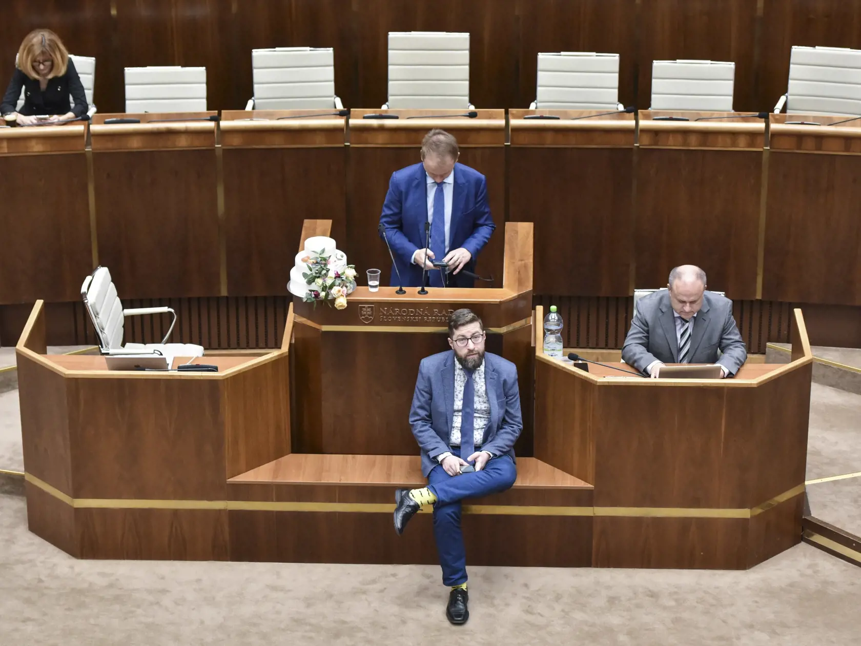 Na snímke nezaradení poslanci zľava Viera Dubačová, Miroslav Beblavý, Martin Poliačik a Jozef Mihál sú v rokovacej sále parlamentu pred začiatkom mimoriadnej schôdze NR SR v stredu 19. februára 2020 v Bratislave. Predseda NR SR Andrej Danko (SNS) v utorok 18. februára prerušil rokovanie mimoriadnej schôdze pléna do stredy 19. februára do 9.00 h. Urobil tak preto, lebo šiesti nezaradení poslanci okolo Miroslava Beblavého zablokovali rokovanie a neprestali s obštrukciou ani po opakovaných výzvach.