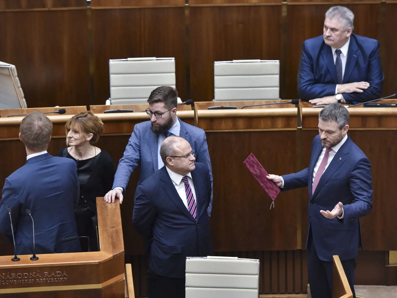 Na snímke nezaradení poslanci zľava Miroslav Beblavý, Viera Dubačová, Martin Poliačik, Jozef Mihál a premiér SR Peter Pellegrini (SMER-SD) počas mimoriadnej 58. schôdze Národnej rady Slovenskej republiky vo štvrtok 20. februára 2020 v Bratislave. Vpravo hore minister práce, sociálnych vecí a rodiny Ján Richter. Rokovací deň Národnej rady SR vo štvrtok netradične príhovorom k poslancom otvoril premiér Peter Pellegrini. Prihovoril sa im pri ďalšom z dvoch rečníckych pultov, ktoré boli do pléna pri