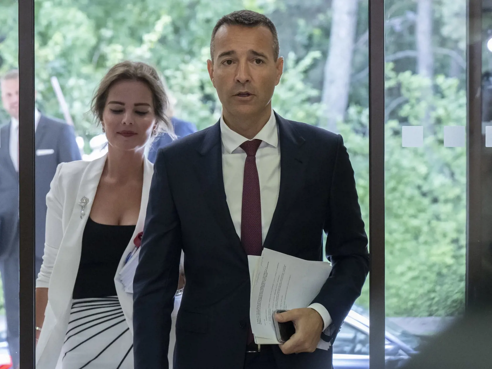 Na snímke minister školstva, výskumu, vývoja a mládeže SR Tomáš Drucker (Hlas-SD) prichádza na 45. schôdzu vlády SR 21. augusta 2024 v Bratislave. FOTO TASR - Martin Baumann