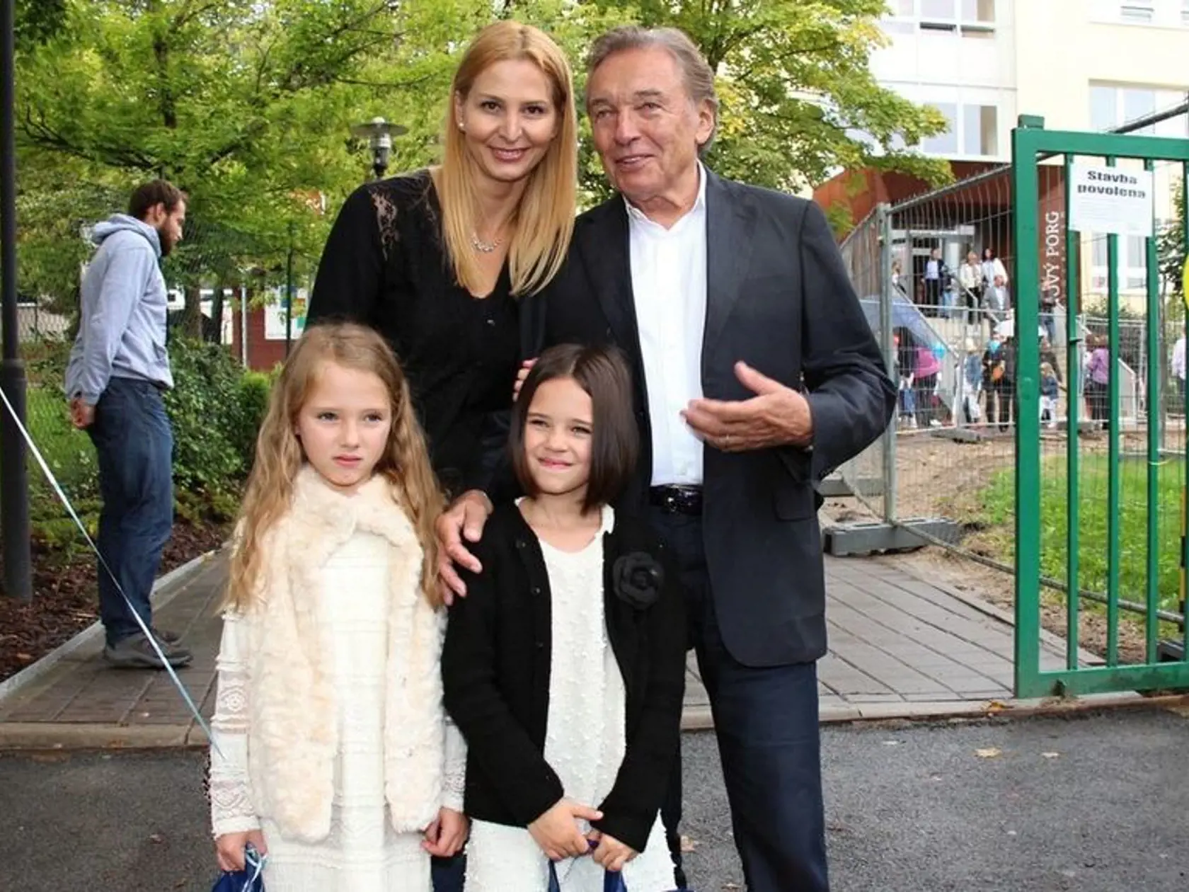 Karel Gott s manželkou a svojimi dcérkami.