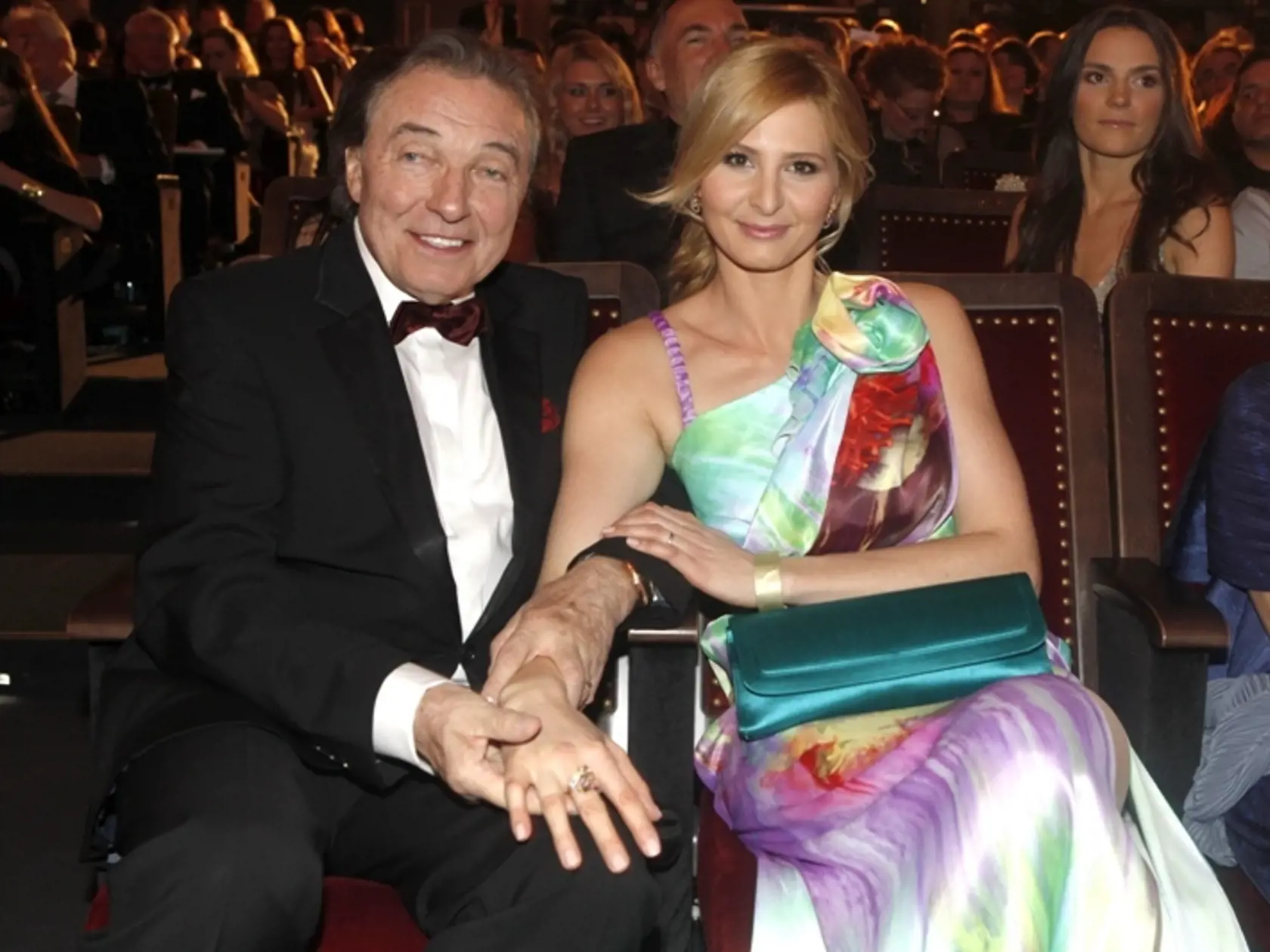 Karel Gott si
takto udobroval
svoju polovičku.