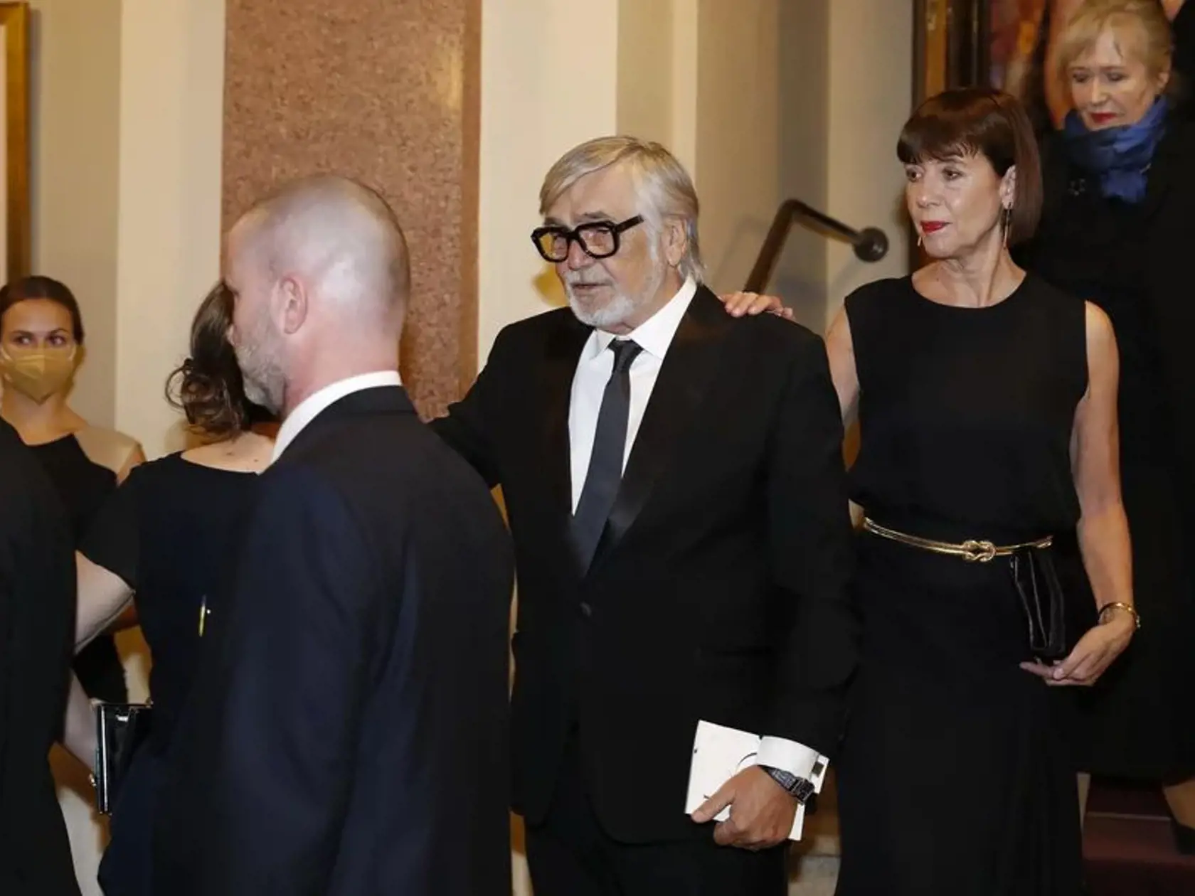 Odovzdávanie cien Český lev: Na snímke herec a filmový organizátor Jiří Bartoška. Za ním manželka Andrea.