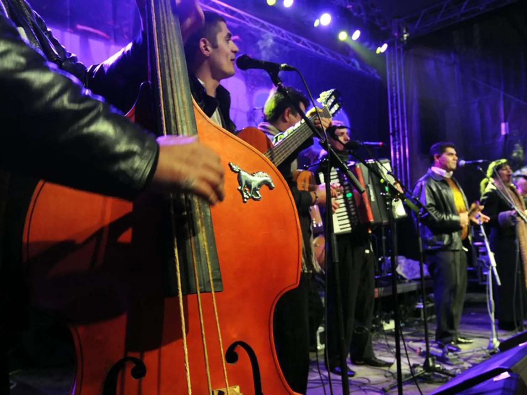 Návštevníci osláv Silvestra 2012 a hudobníci počas vítania nového roku v centre Bratislavy.